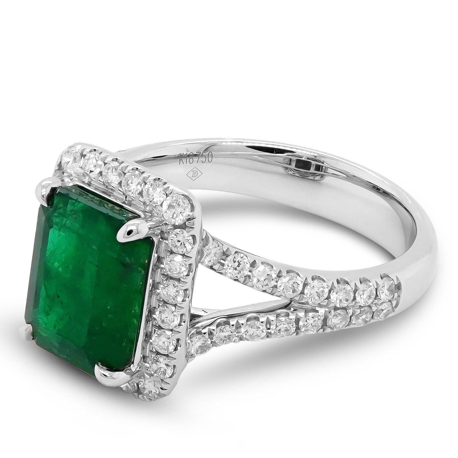 Ein hoch gesättigter, von IGI zertifizierter grüner Smaragd ist zusammen mit 0,56 Karat weißen, runden Brillanten gefasst. Der Smaragd wiegt 2,78 Karat und stammt aus Sambia in Afrika. 
Die Einzelheiten des Diamanten sind nachstehend aufgeführt: