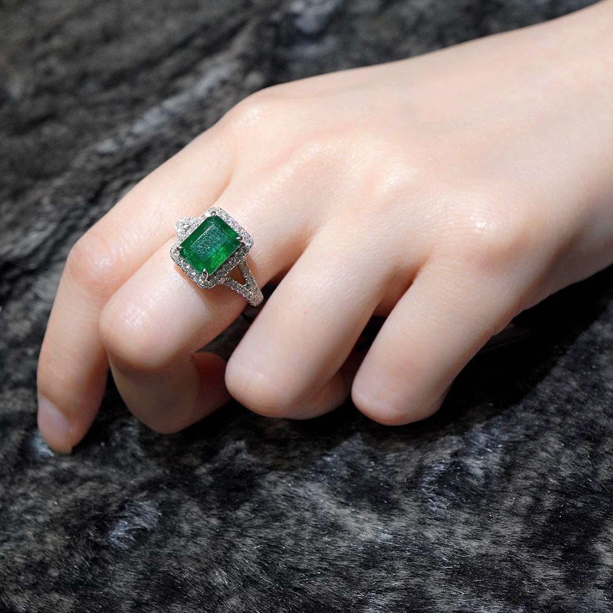 Emerald Cut Certified 2.78 Carat Vivid Green Emerald Set Along With 0.56 Carat Diamond 18K For Sale