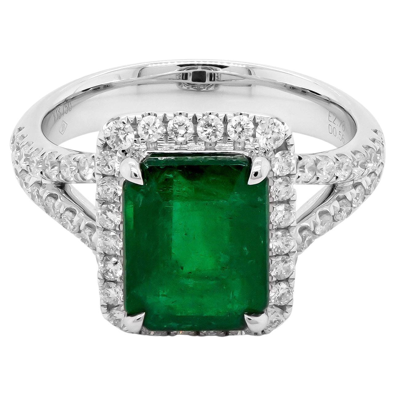 Certified 2.78 Carat Vivid Green Emerald Set Along With 0.56 Carat Diamond 18K For Sale