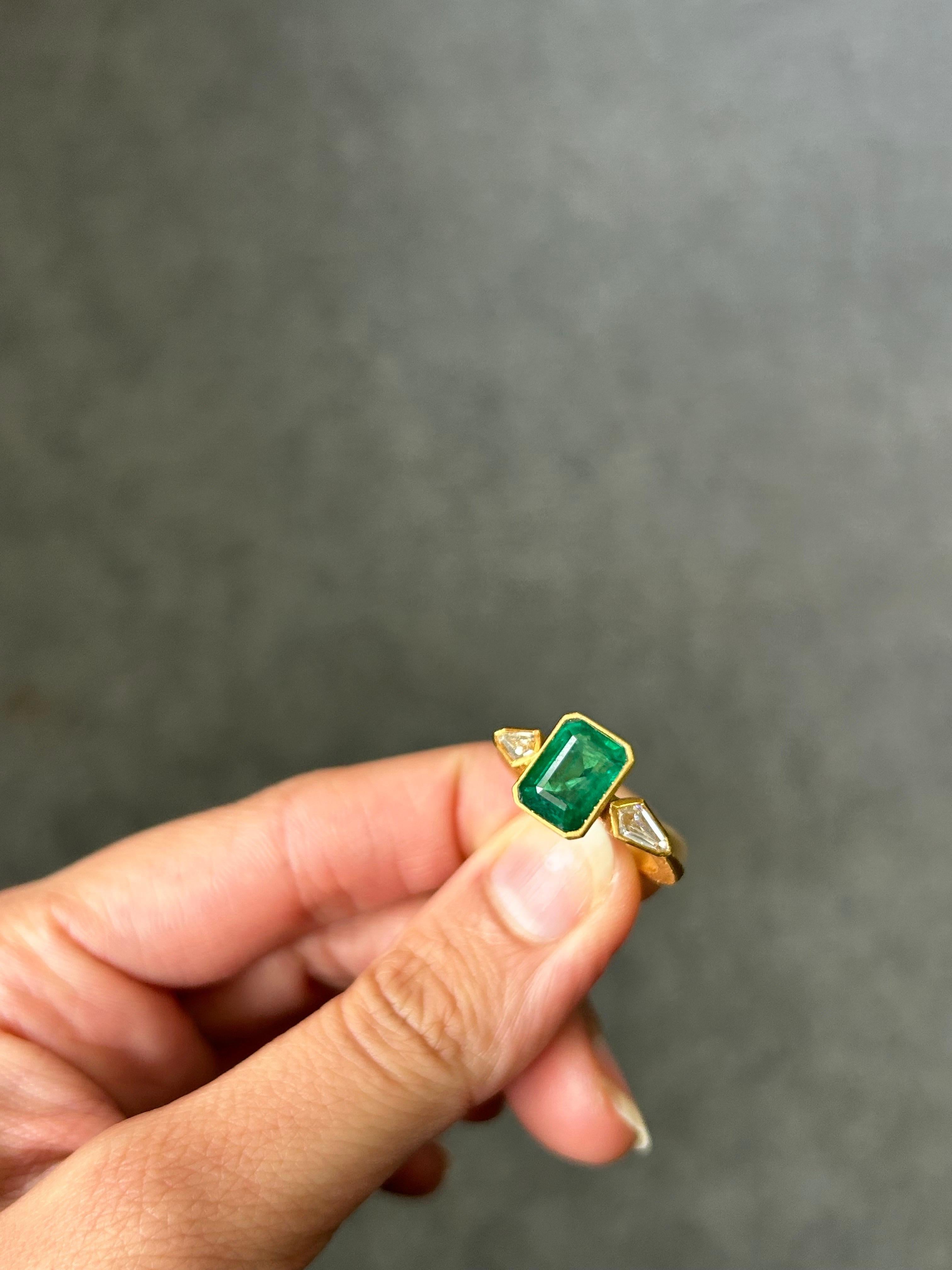 Zertifizierter 2,81 Karat Smaragd- und Diamantring mit drei Steinen im Angebot 4
