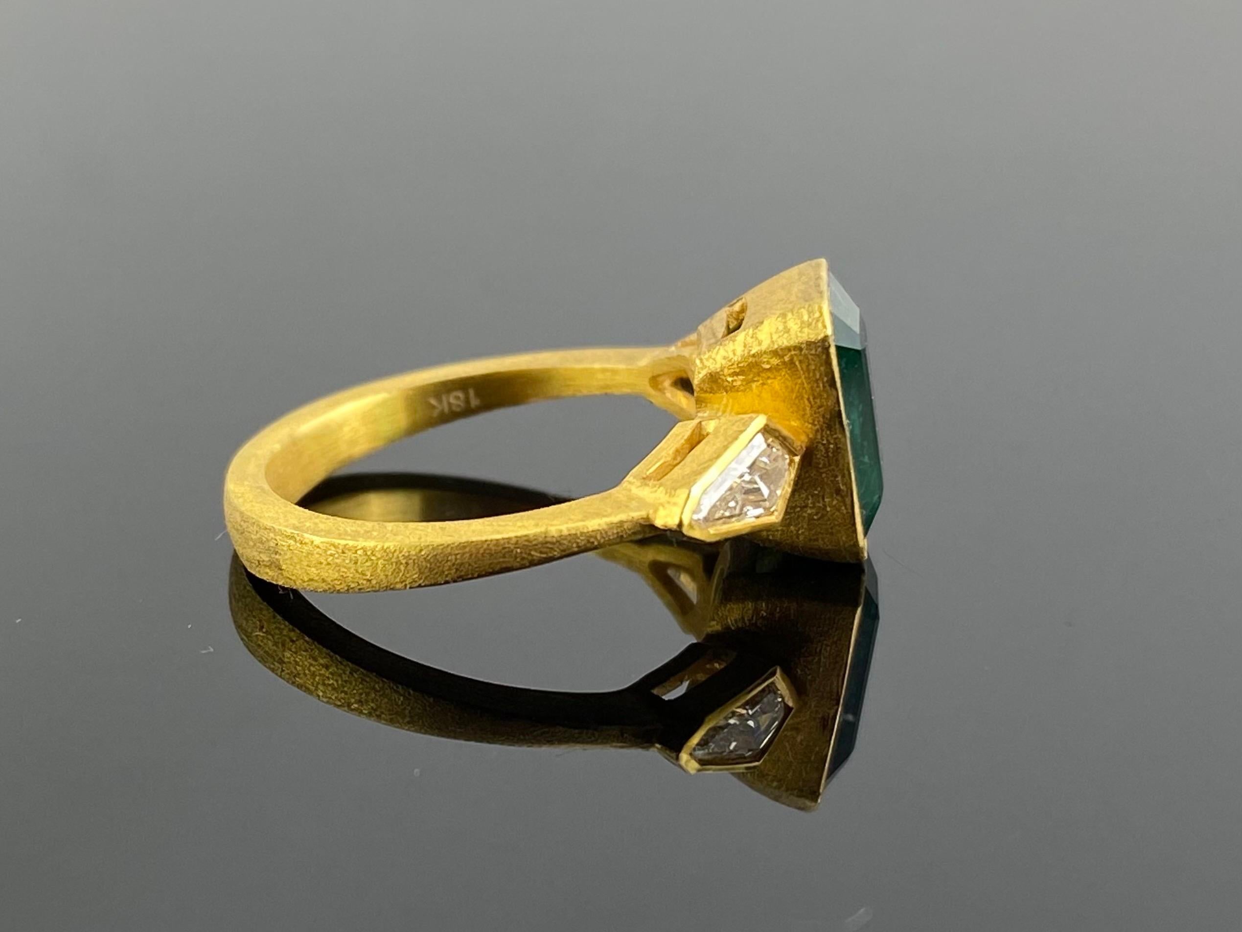 Zertifizierter 2,81 Karat Smaragd- und Diamantring mit drei Steinen im Zustand „Neu“ im Angebot in Bangkok, Thailand