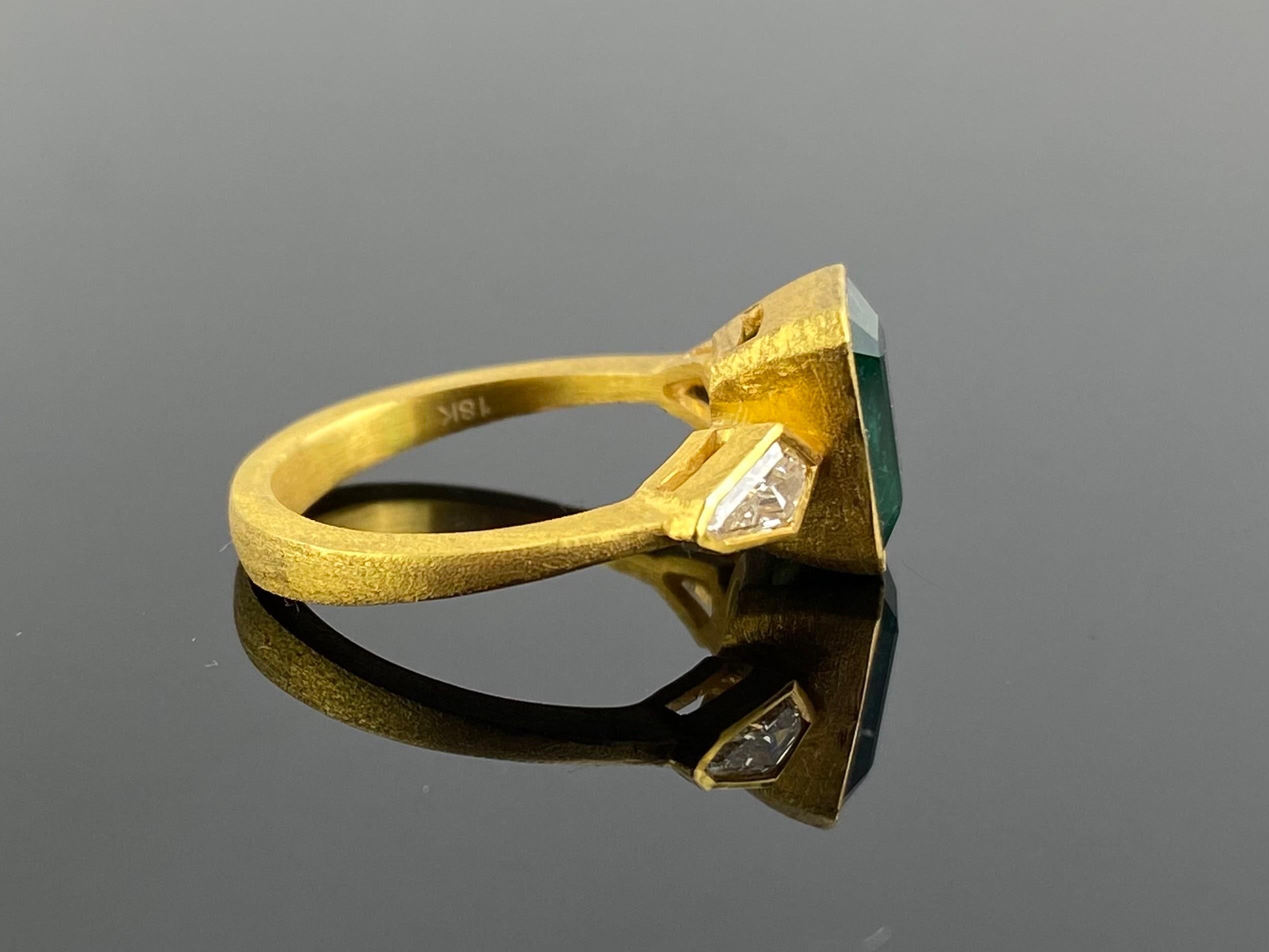 Certified 2.81 Carat Emerald and Diamond Three Stone Ring In New Condition For Sale In Bangkok, Thailand