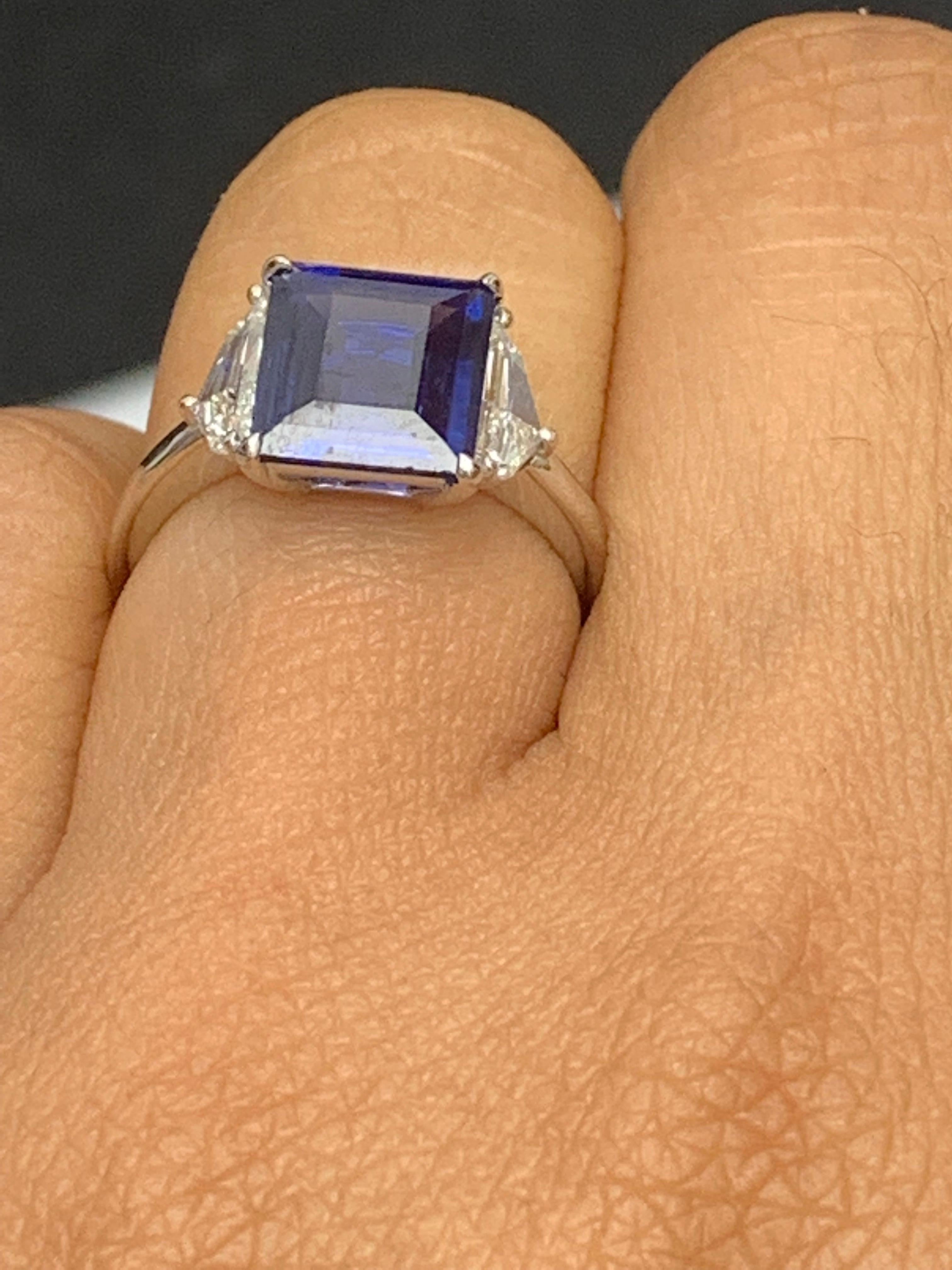 Taille émeraude Bague de fiançailles en platine avec saphir et diamant taille émeraude de 2,84 carats certifiés en vente
