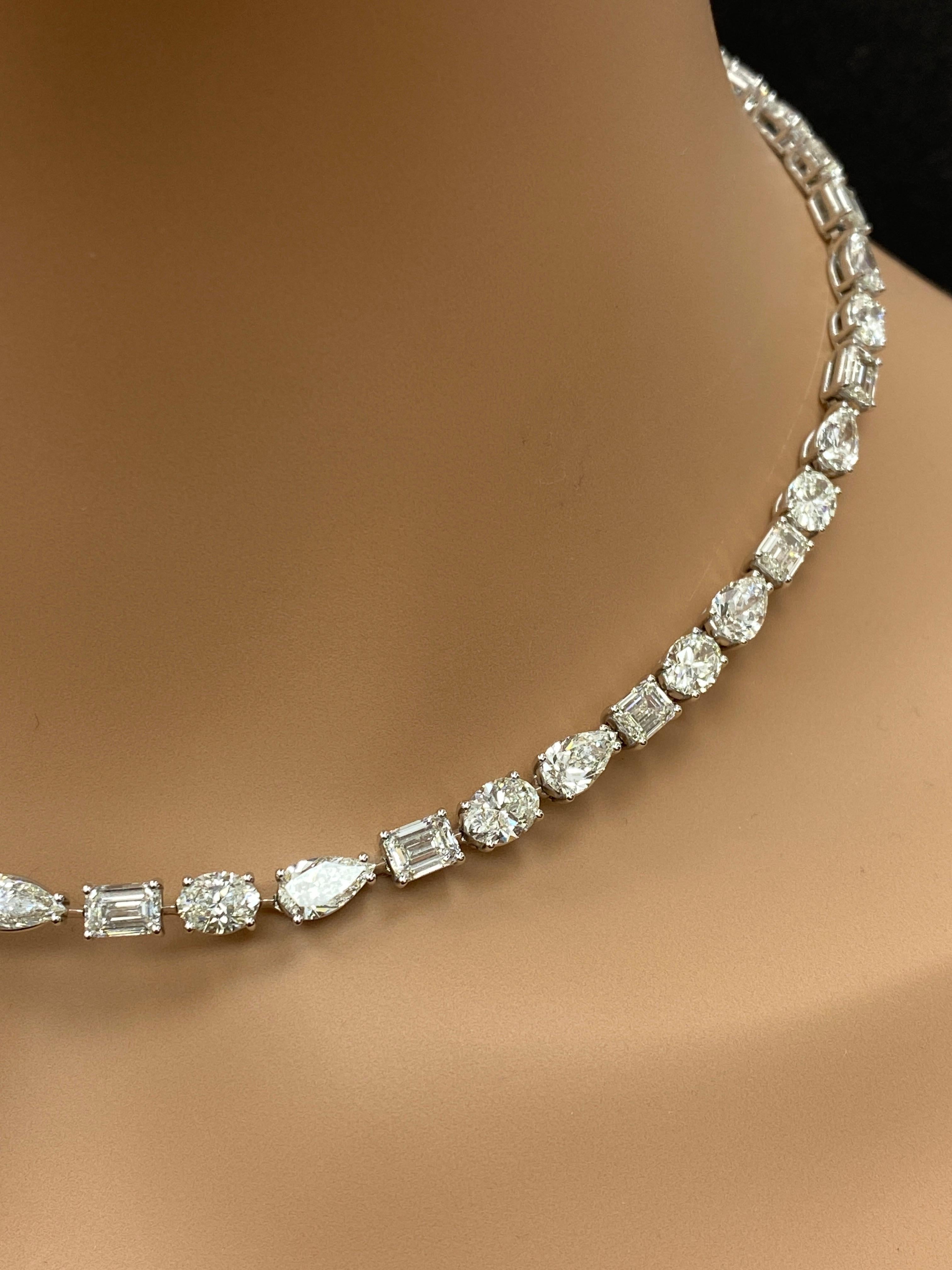 Una pieza clásica y brillante certificada que exhibe una línea de diamantes multiforma engastados en Oro Blanco de 18 quilates. Los 56 diamantes de este collar son brillantes multiforma y pesan 28,44 quilates en total. 