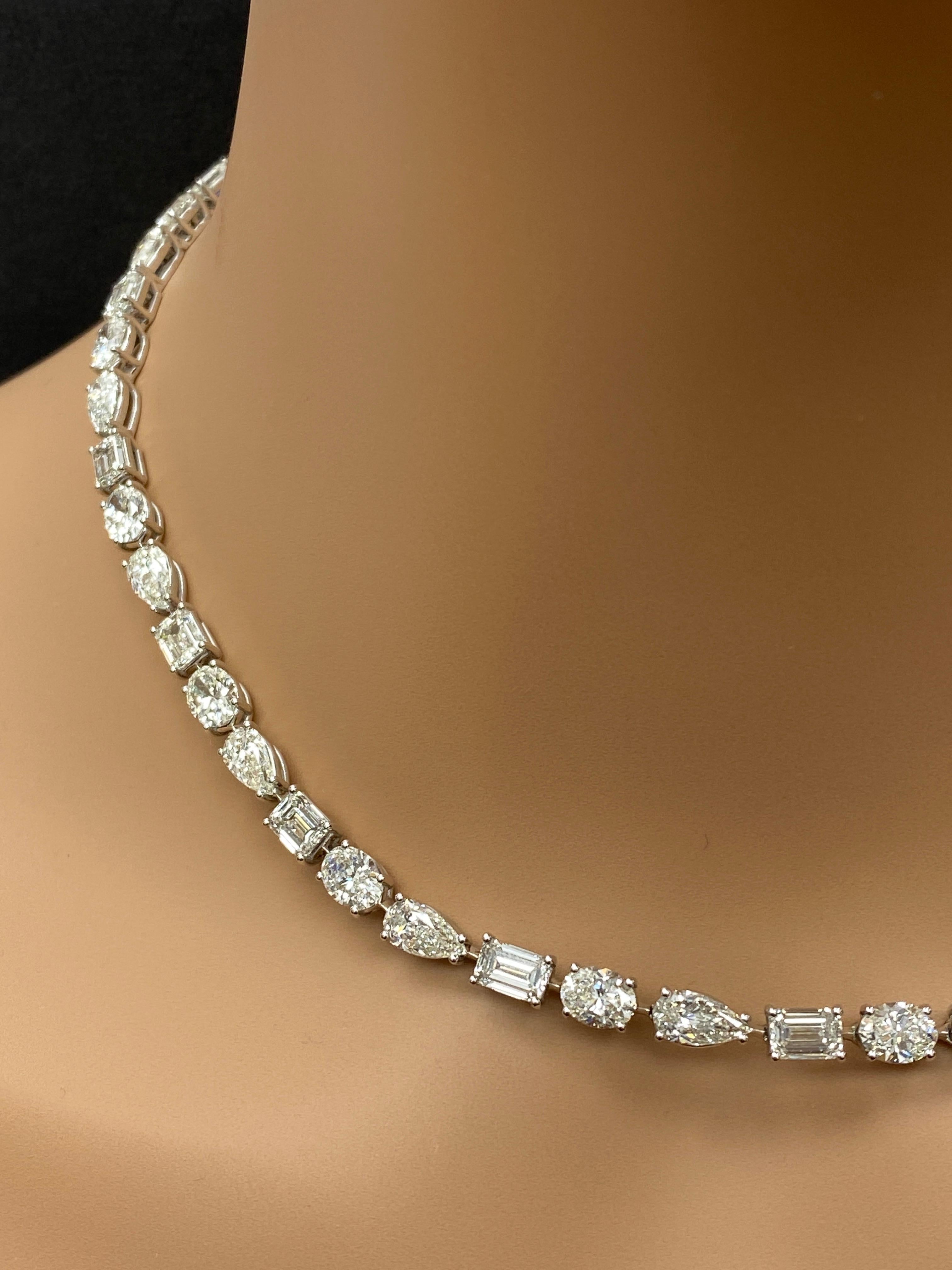CERTIFICADO Collar de tenis de diamantes multiforma de 28,44 quilates en oro blanco de 18 quilates Moderno en venta