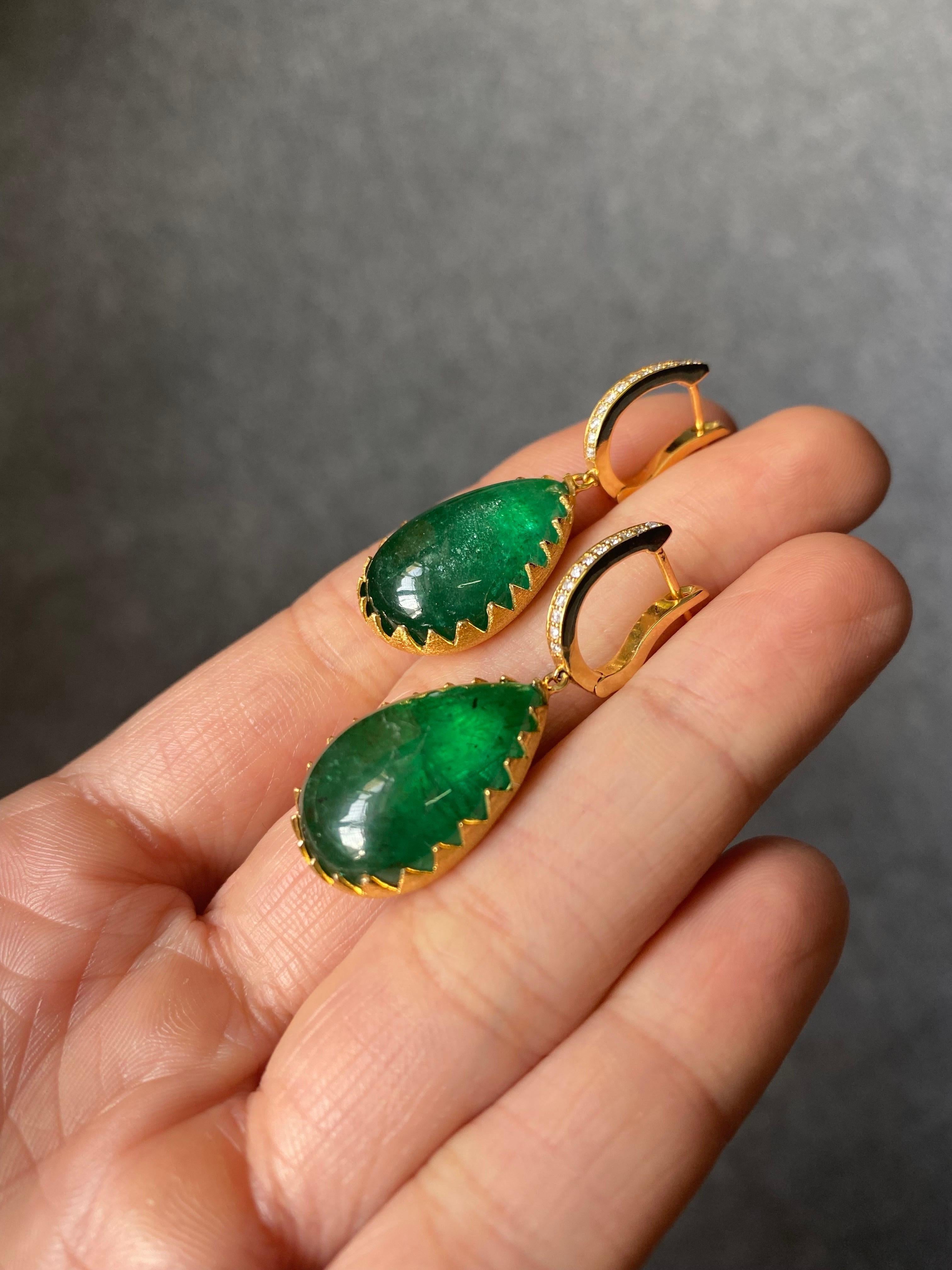 Zertifizierte 28.61 Karat Smaragd- und Diamant-Ohrringe aus 18 Karat Gelbgold (Art déco) im Angebot