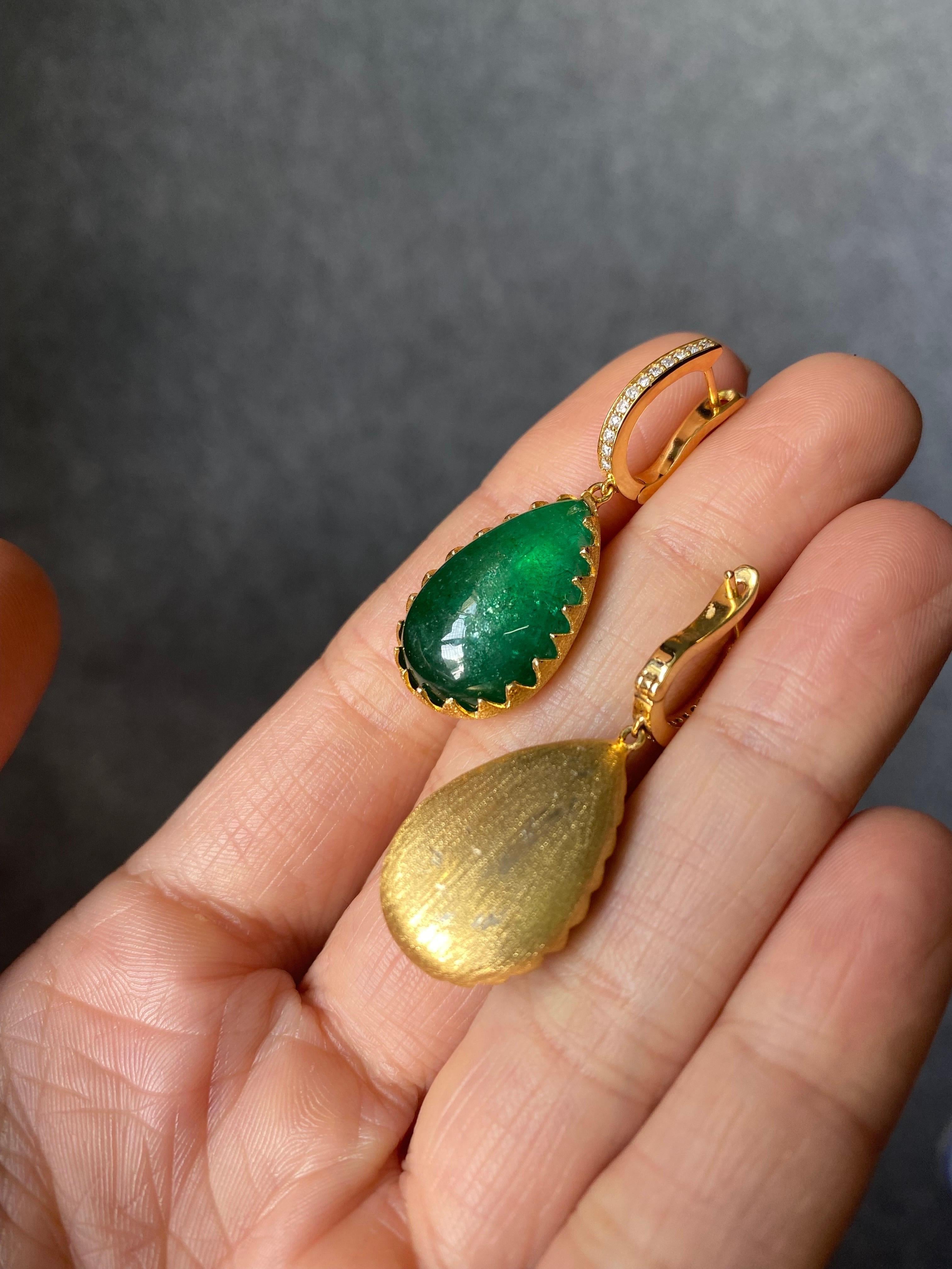 Zertifizierte 28.61 Karat Smaragd- und Diamant-Ohrringe aus 18 Karat Gelbgold (Tropfenschliff) im Angebot