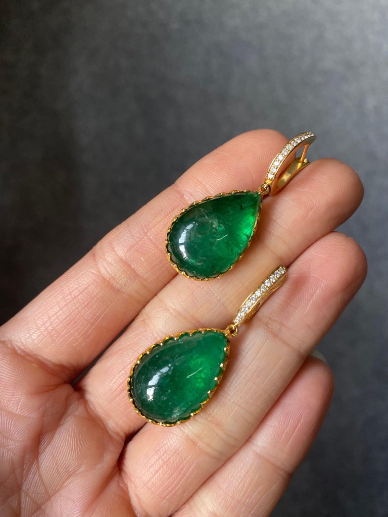 Certified 28.61 Carat Emerald and Diamond 18K Yellow Gold Dangle Earrings In New Condition For Sale In Bangkok, Thailand