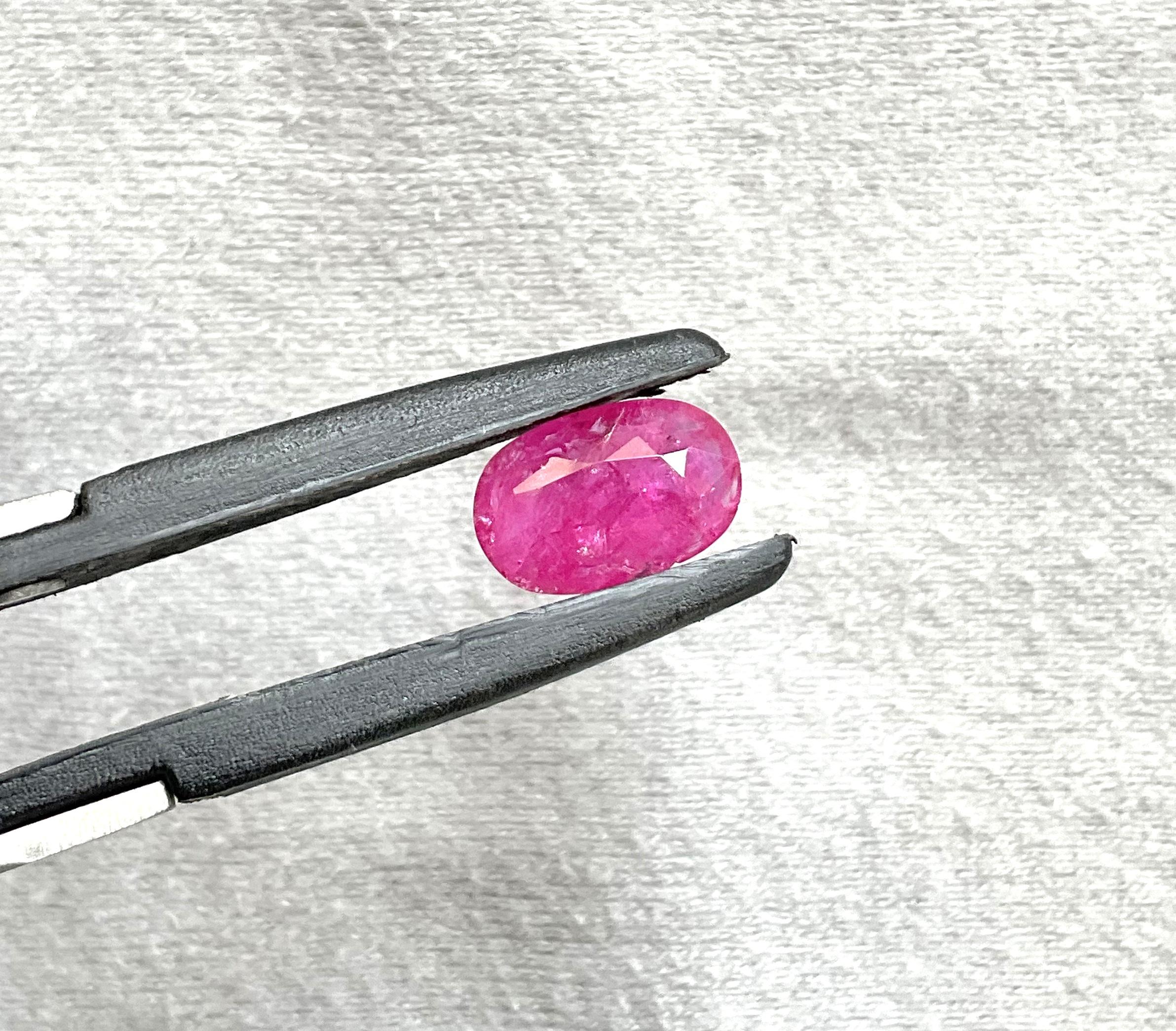 Certified 2.88 Carats Mozambique Ruby Oval Faceted Cut stone No Heat Natural Gem In New Condition For Sale In Jaipur, RJ