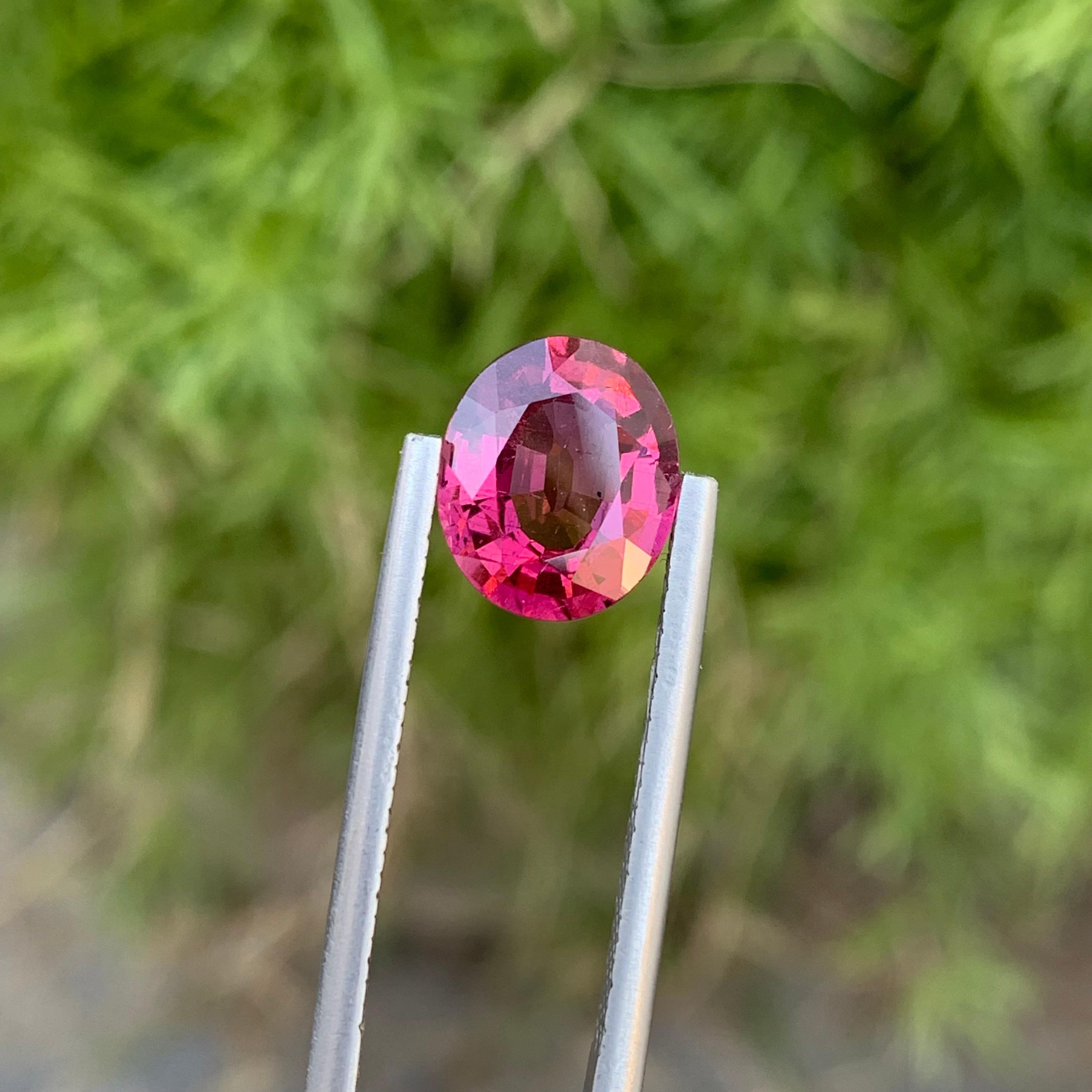 Certified 2.95 Carats Natural Loose Rhodolite Garnet Gem For Jewellery  In New Condition For Sale In Peshawar, PK