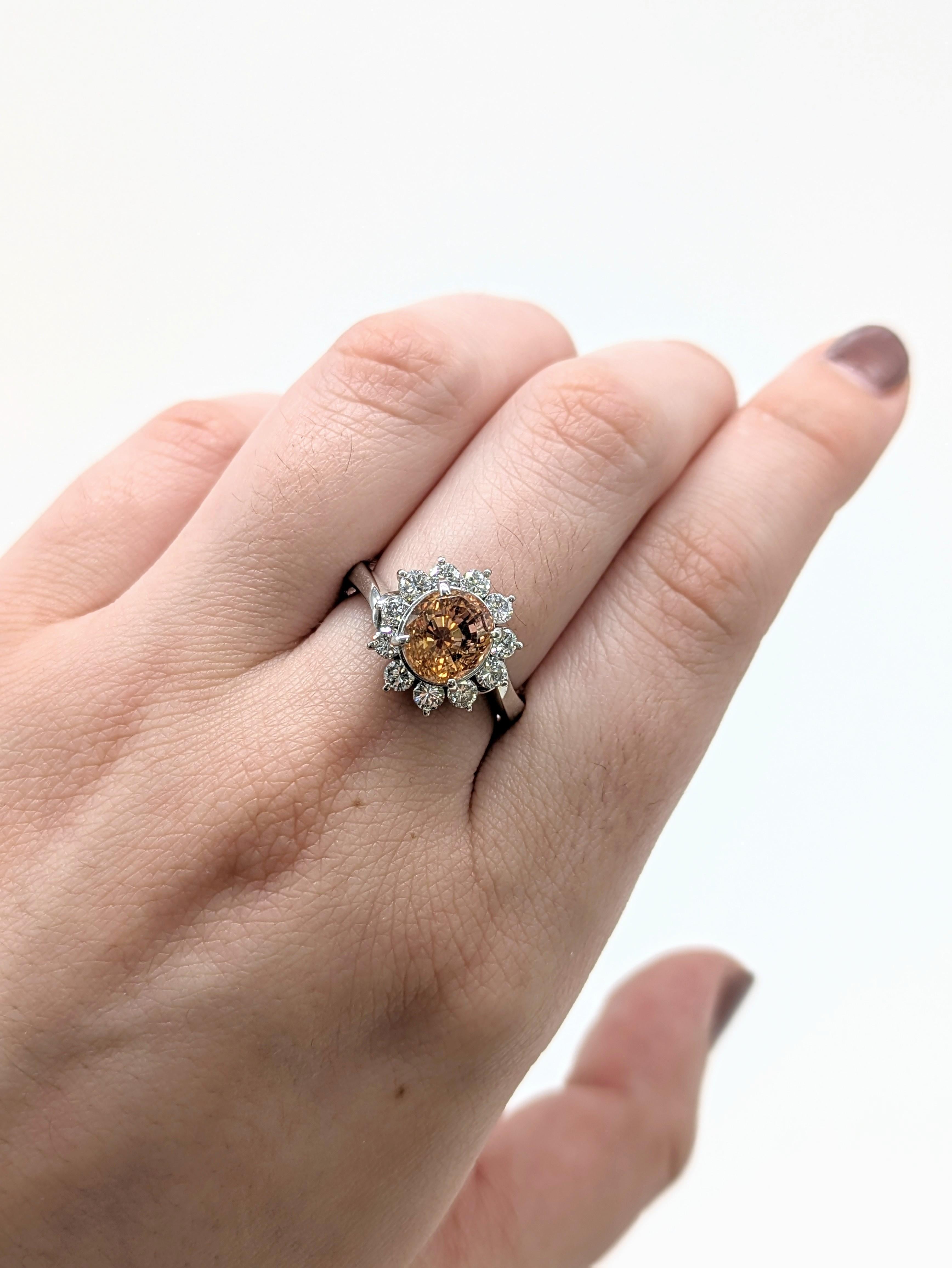 ¡Este zafiro naranja de 2 quilates está que arde! Rodeado de un brillante halo floral de diamantes y envuelto en una banda de oro auténtico de 14 quilates, este anillo certificado tiene dramatismo, glamour y un poco de descaro. Advertencia: puede
