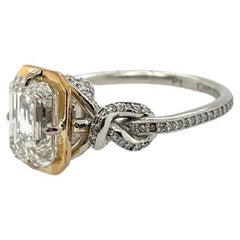 Anello di fidanzamento con diamante taglio smeraldo certificato 2ct FSI con oro giallo 22ct