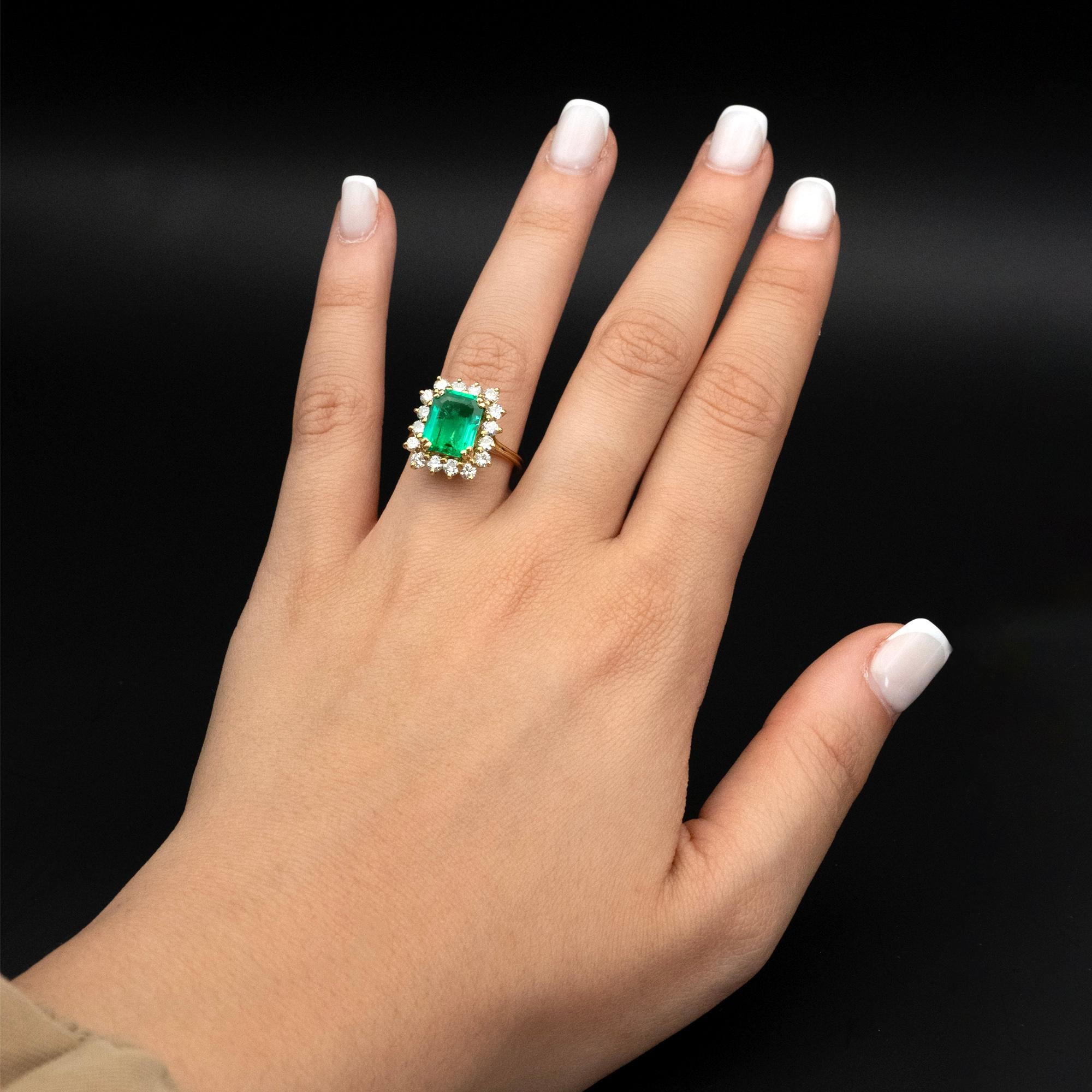 Certified 3.04 Carat Minor Oil Colombian Emerald 18-KT Gold Halo Ring In New Condition For Sale In Monte Carlo, MC
