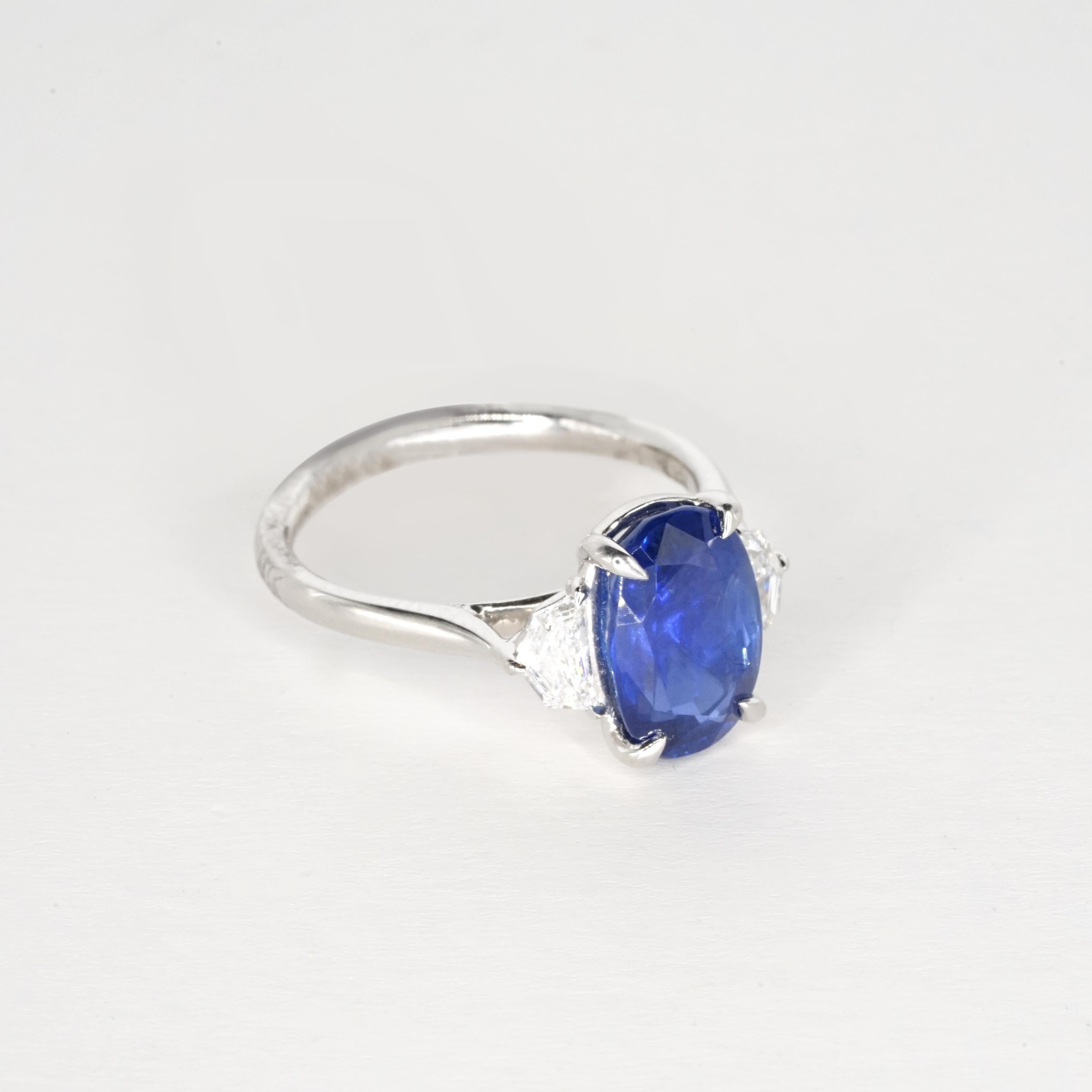 Zertifizierter 3 Karat blauer ovaler Saphir 18K Cocktail-Ring in Form eines ovalen Saphirs (Zeitgenössisch) im Angebot