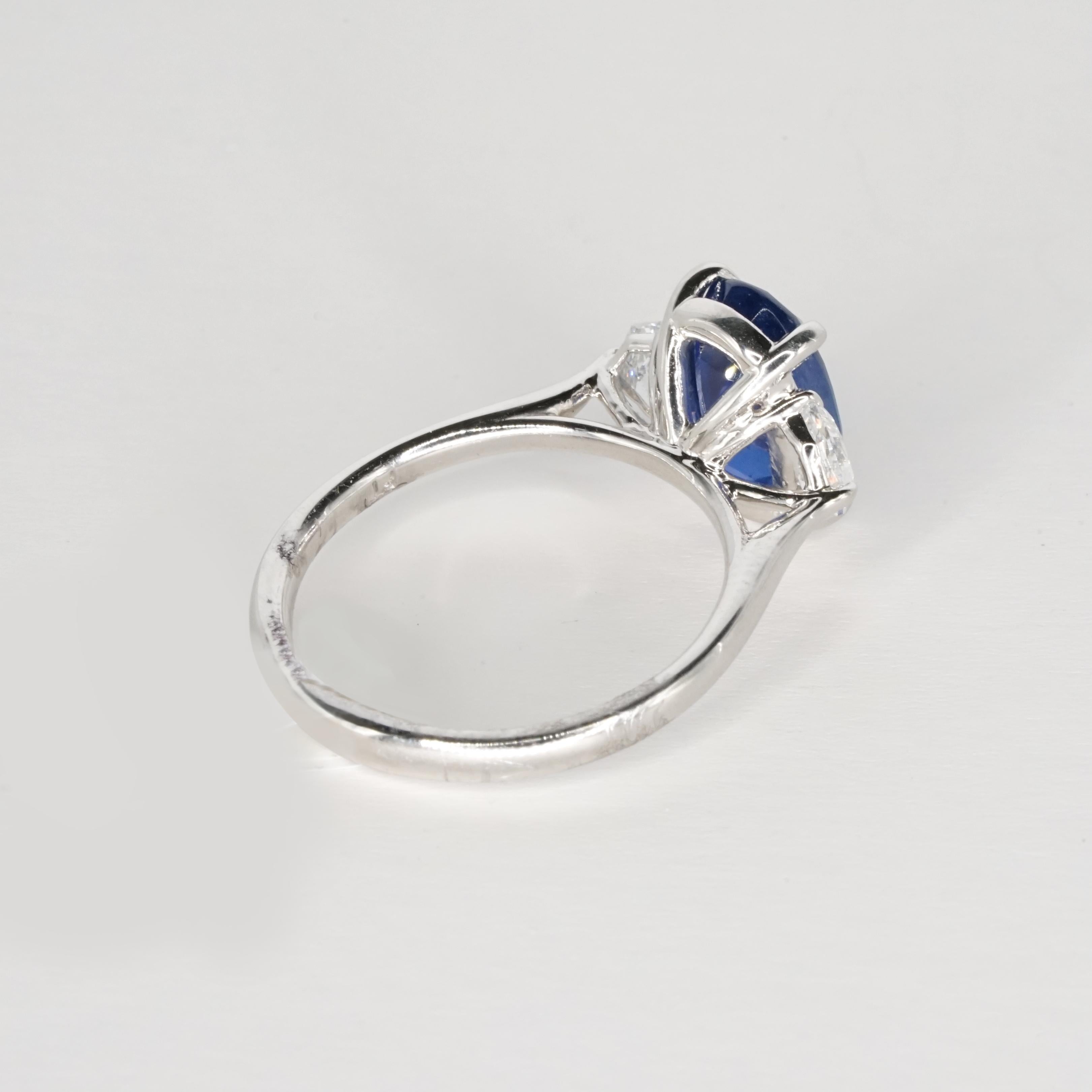 Zertifizierter 3 Karat blauer ovaler Saphir 18K Cocktail-Ring in Form eines ovalen Saphirs (Ovalschliff) im Angebot