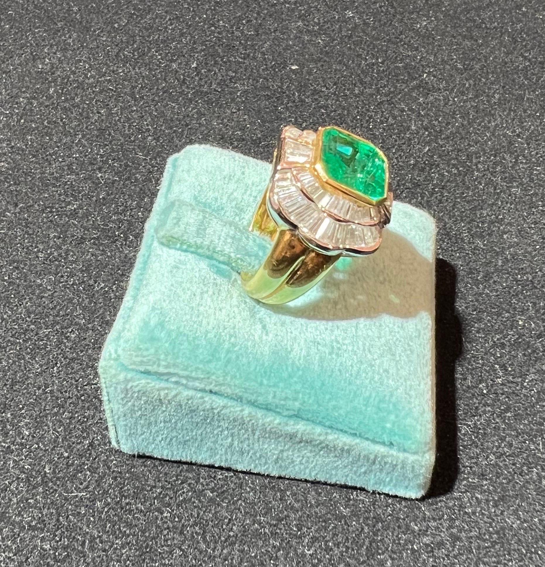 Wonderful 18-carat yellow gold ring with 3 carat Colombian emerald and 1.83 carat baguette-cut diamonds.

Accompanied by a gemology certificate.