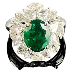 Anello cocktail con smeraldo verde vivo certificato da 3 carati in oro bianco 18 carati