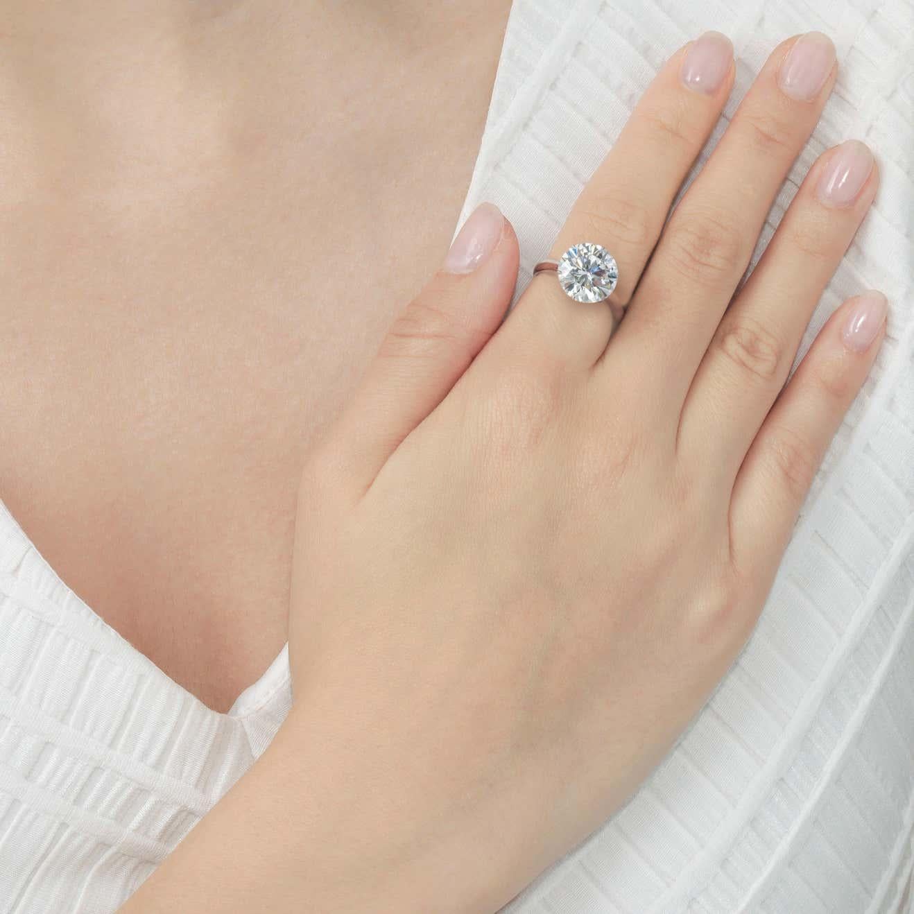 Der zertifizierte Diamant mit 3 Karat rundem Brillantschliff ist wunderschön weiß, augenrein und zeigt ein atemberaubendes, lebendiges Funkeln! Der von GIA zertifizierte Diamant ist praktisch loop eye clean, die Einschlüsse sind klein und gut