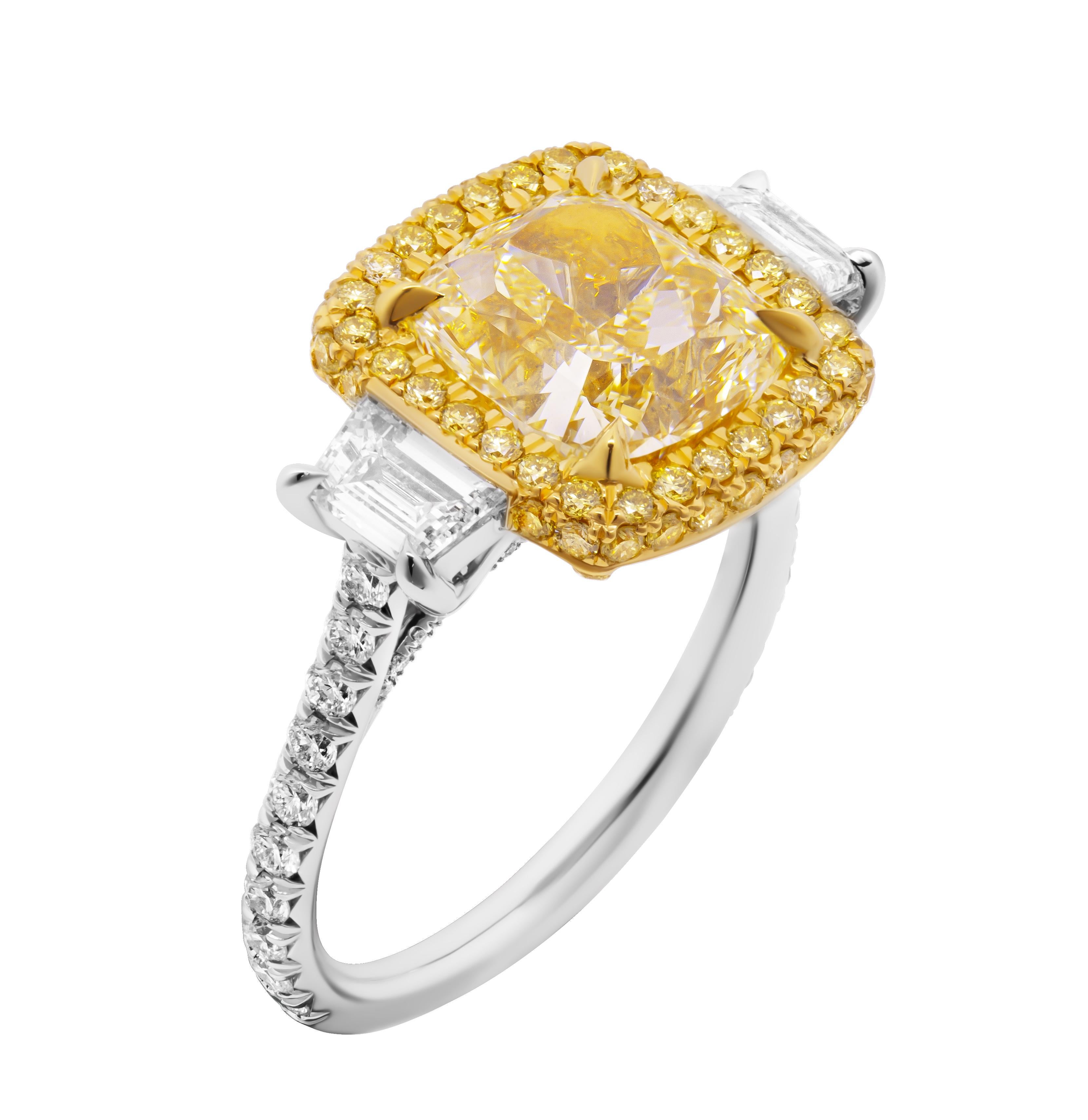 Modern Certified 3 Stone Ring with 4.14ct Fancy Light Yellow Diamond VVS2 For Sale