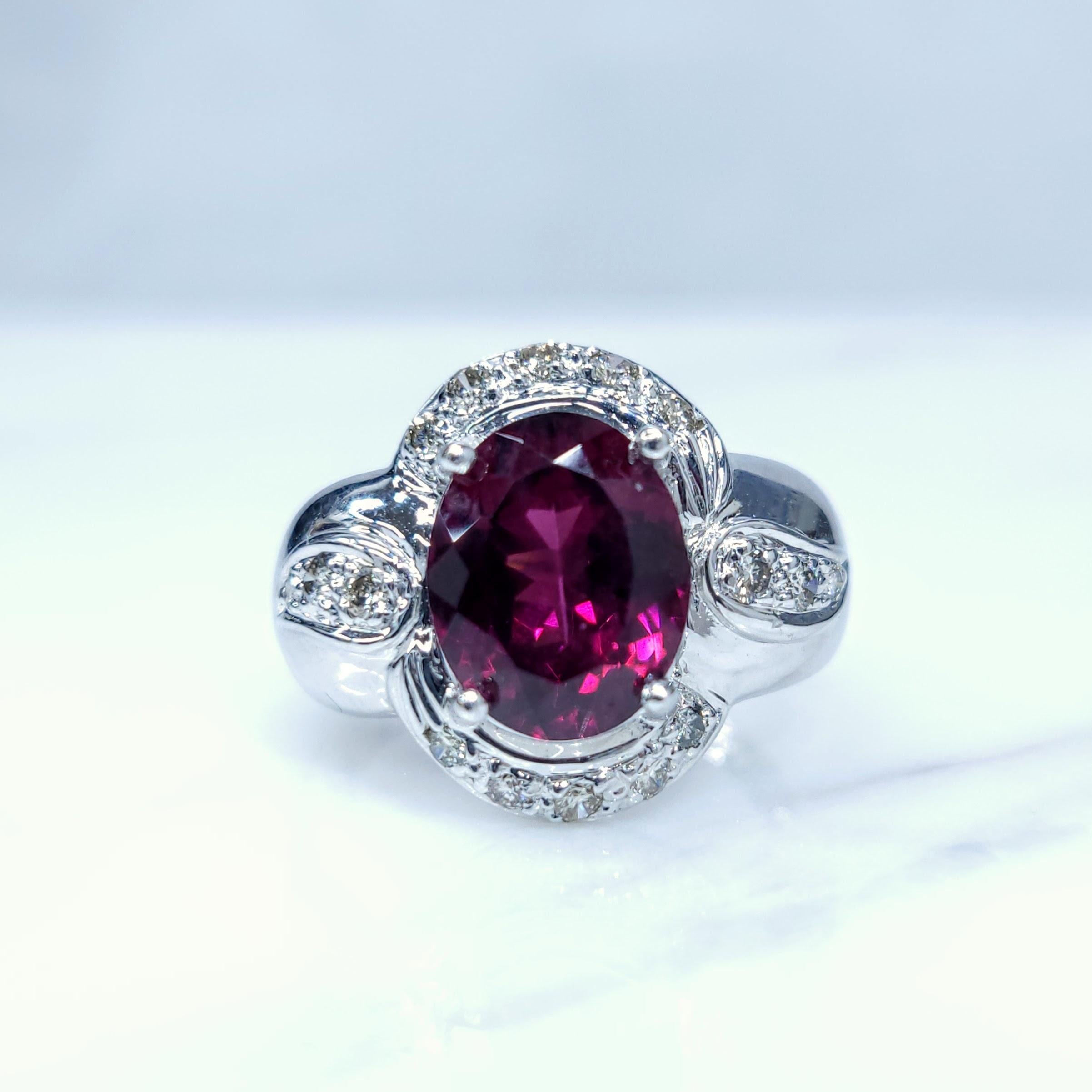 Certified 3.00 Carat No Heat Sri Lanka Ruby & Diamond Ring in 18K White Gold In New Condition For Sale In KOWLOON, HK