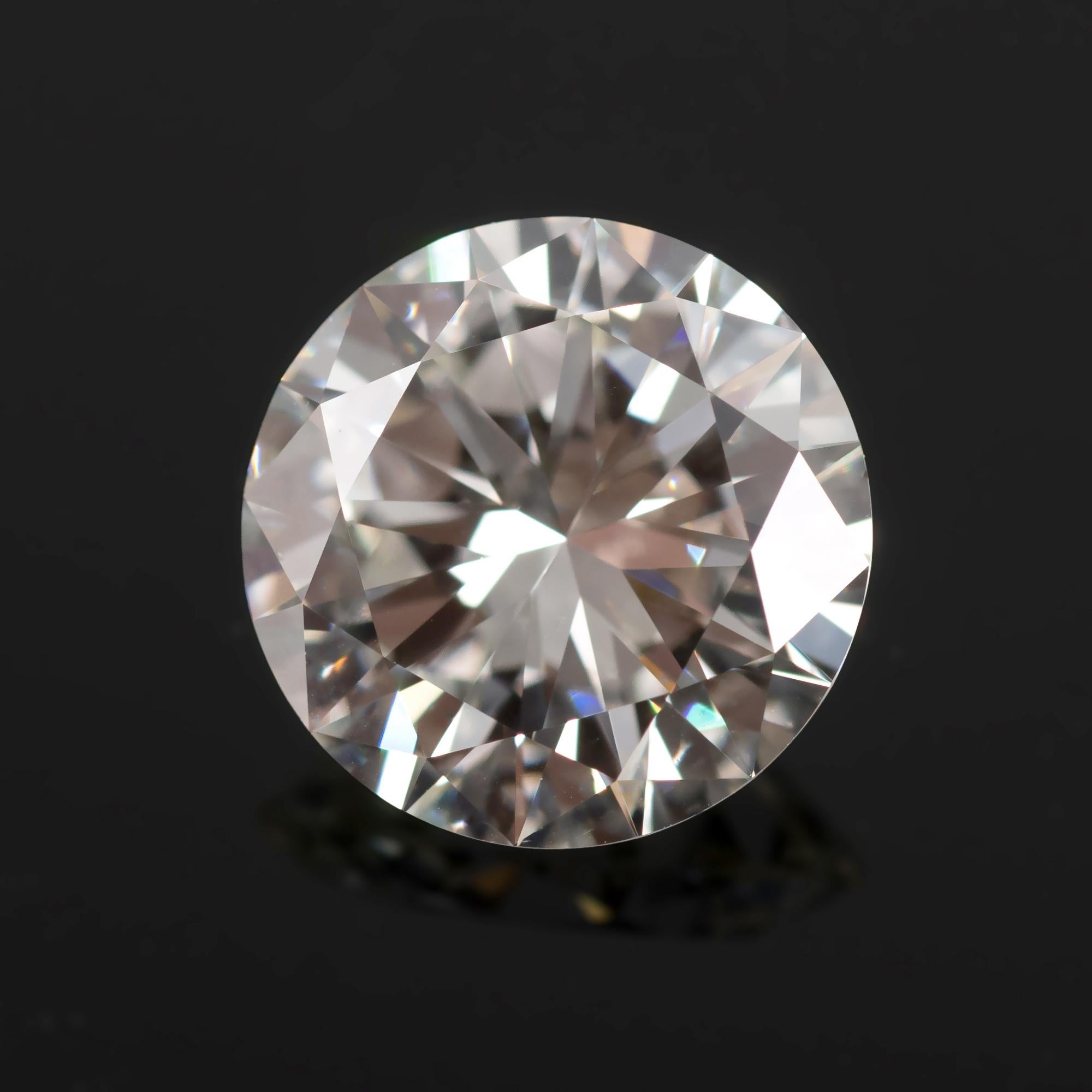 Magnifique diamant de 3,01 carats J VS1. La pierre est très joliment taillée et assez bien répartie ( elle ressemble à la plupart des 3,25ct ) . 

 La couleur J se situe dans la gamme 