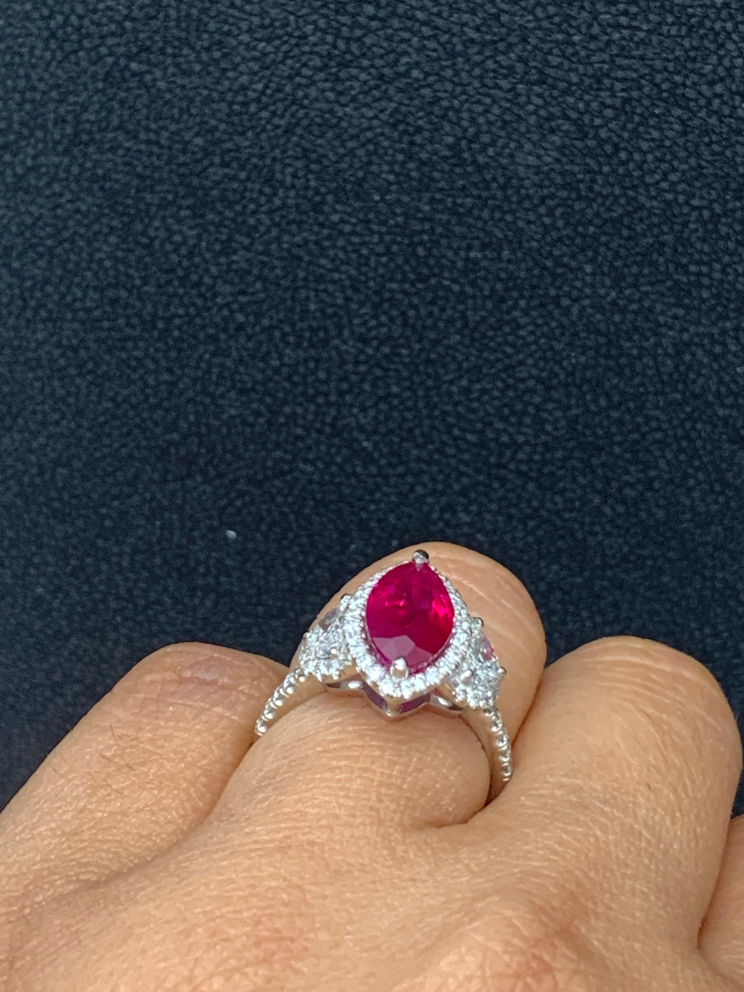 Bague halo de 3 pierres en platine avec diamants et rubis de Birmanie taille marquise de 3,01 carats en vente 11