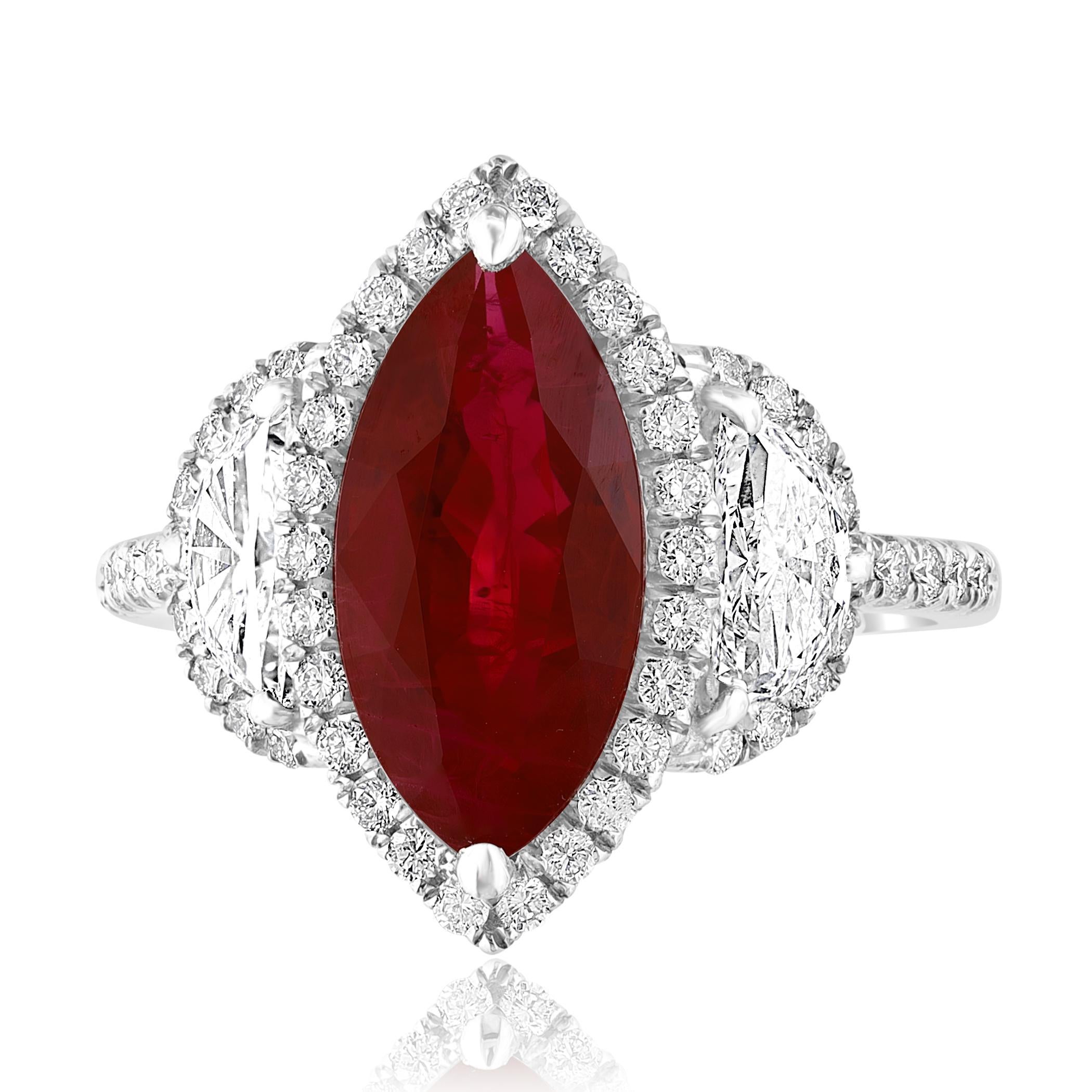 Taille Marquise Bague halo de 3 pierres en platine avec diamants et rubis de Birmanie taille marquise de 3,01 carats en vente