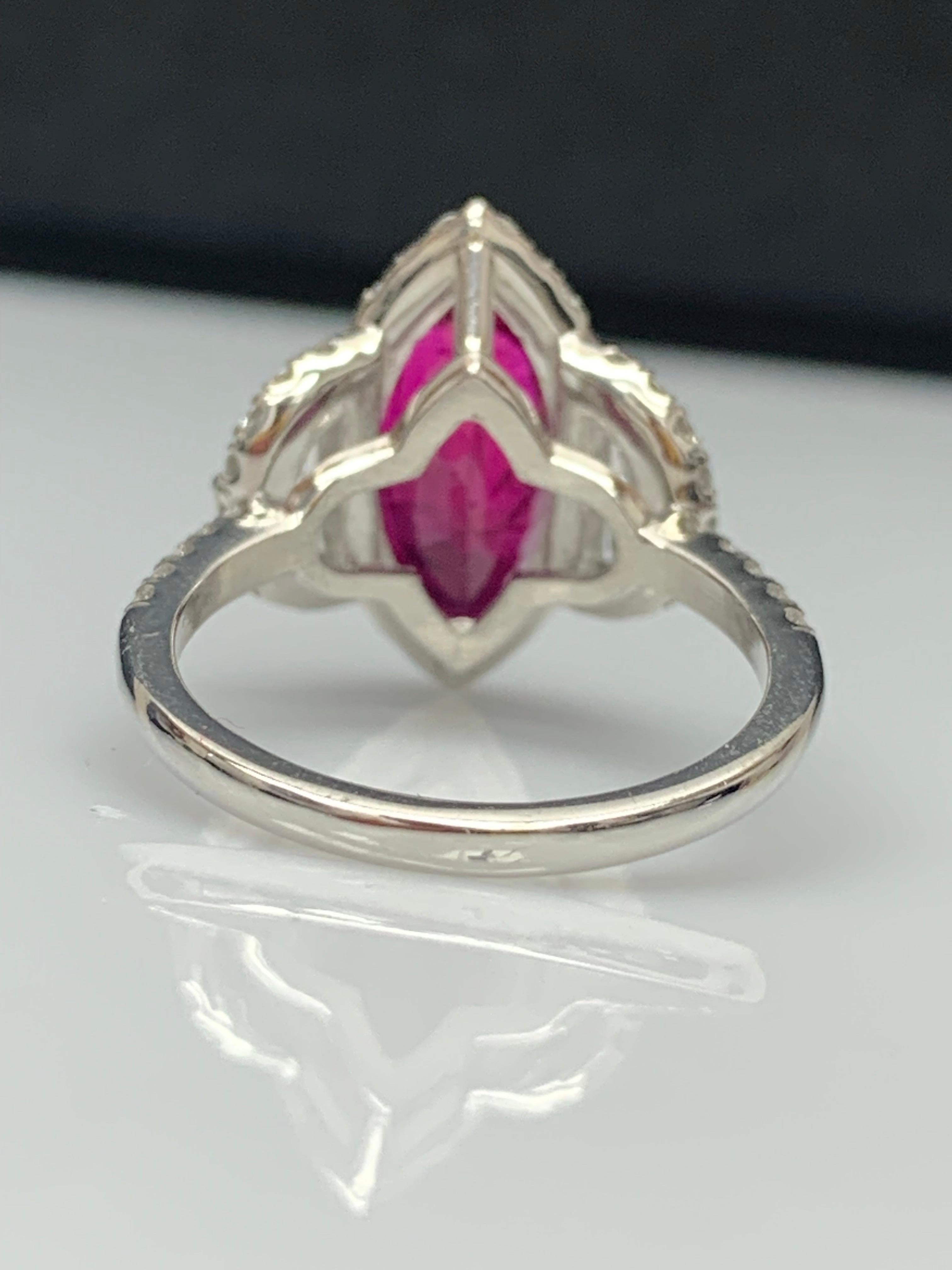 Bague halo de 3 pierres en platine avec diamants et rubis de Birmanie taille marquise de 3,01 carats en vente 2