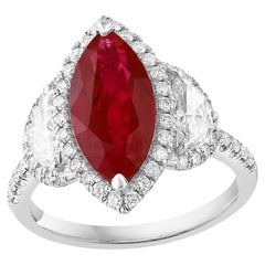 Bague halo de 3 pierres en platine avec diamants et rubis de Birmanie taille marquise de 3,01 carats