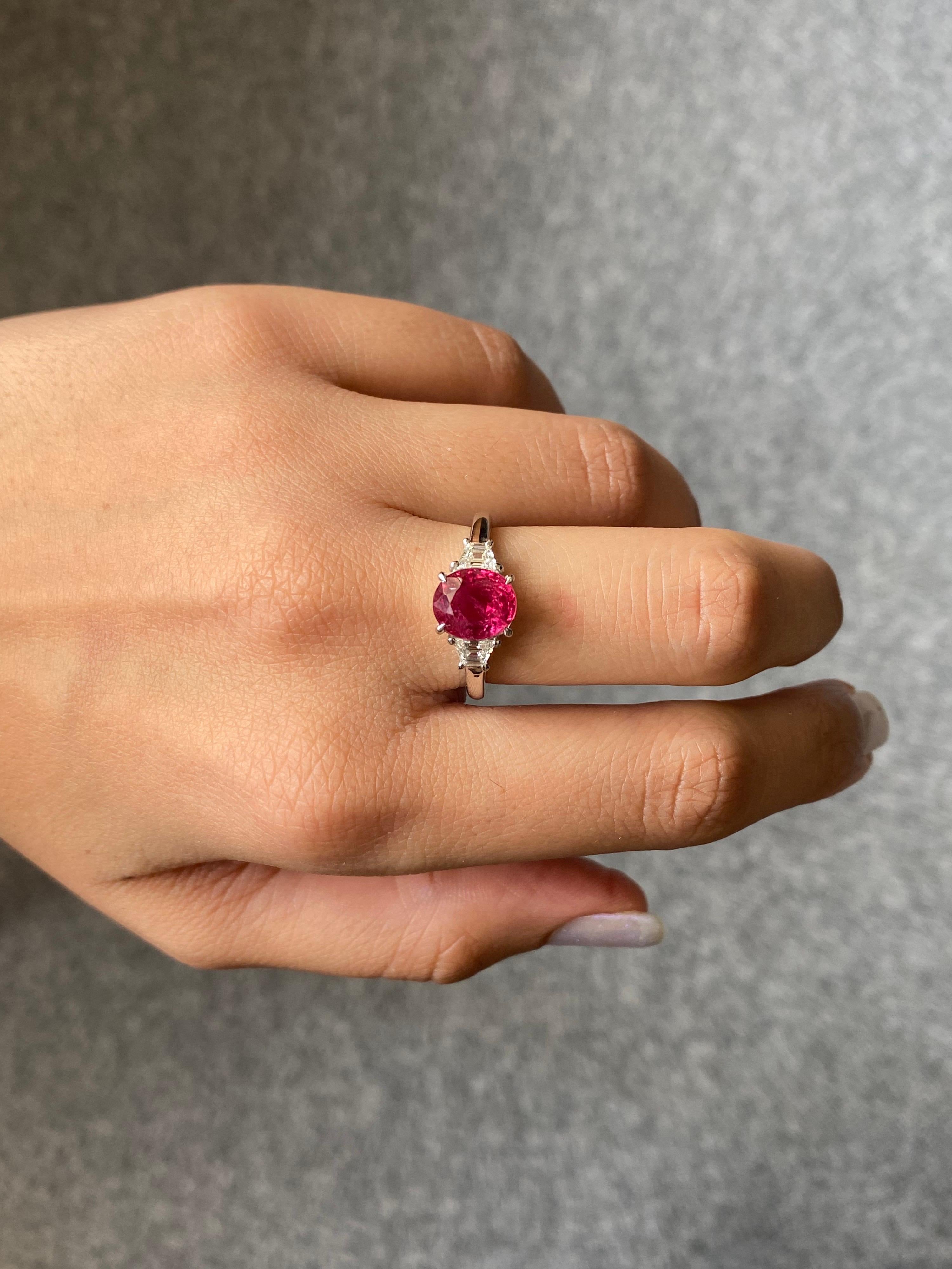Taille ovale Bague de fiançailles à trois pierres en rubis naturel certifié de 3,01 carats et diamants en vente