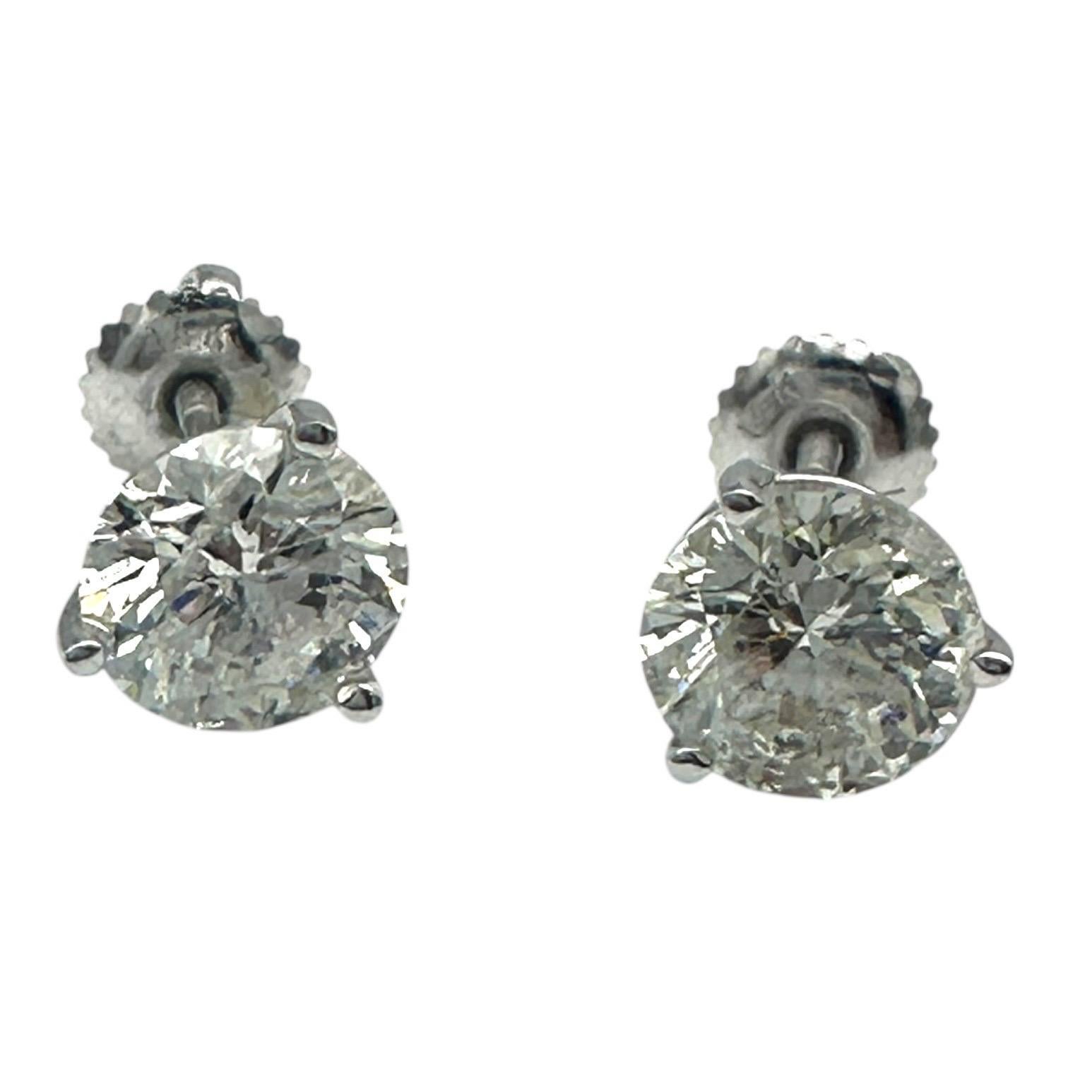 Boucles d'oreilles en diamant 14 carats, montées sur 3 griffes. Les diamants sont des tailles rondes et brillantes qui reposent près de l'oreille, sertis dans la Brilliante. 
Qualité si les diamants sont de pureté I1 et de couleur I-J 
Diamants