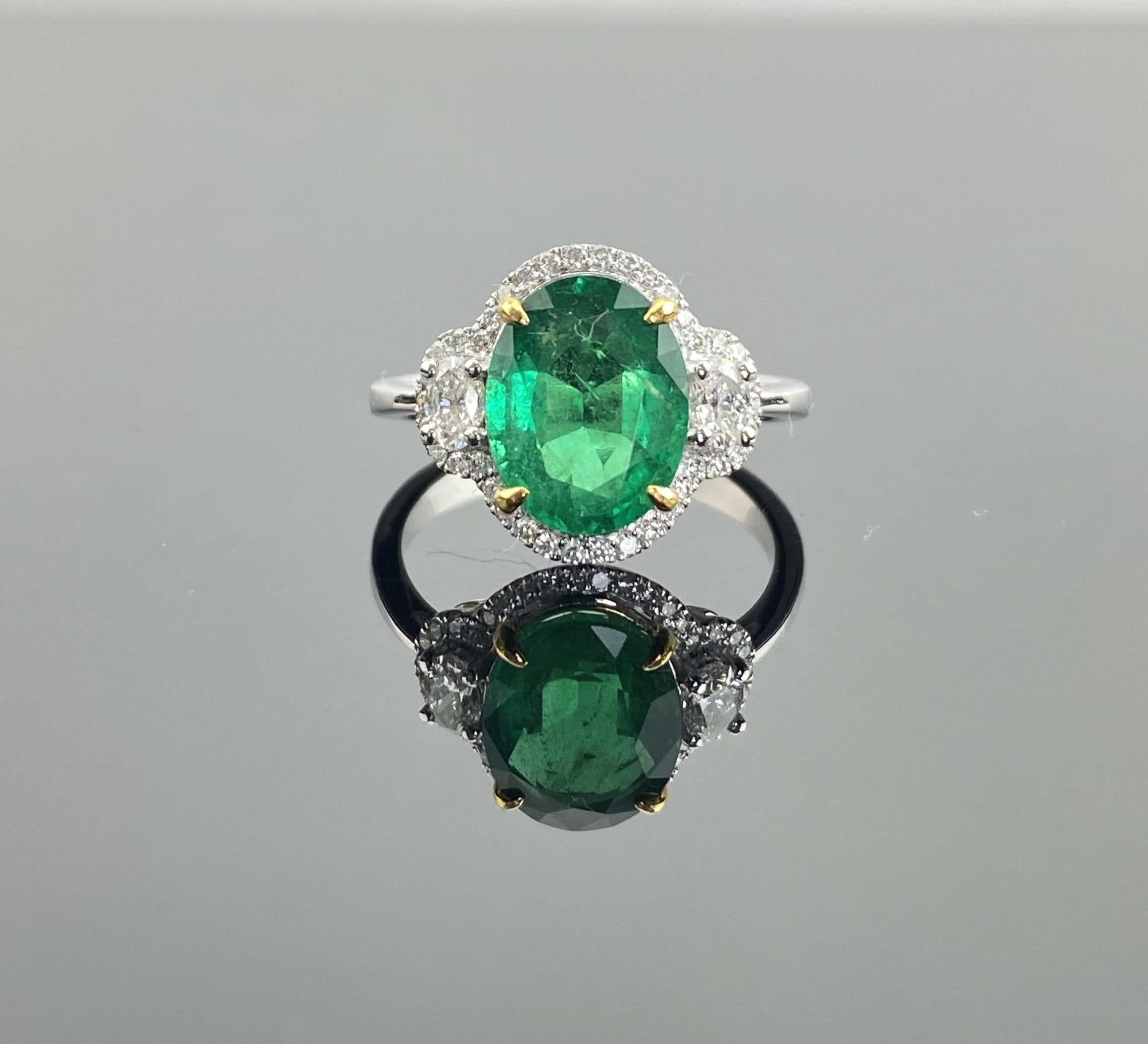 This exquisite certified 18K white gold ring showcases a magnificent oval-cut emerald, weighing approximately 3.02 carats, set in a timeless and elegant design. The emerald measures 8.5 x 10.6 mm and boasts a vibrant green hue .

Surrounding the