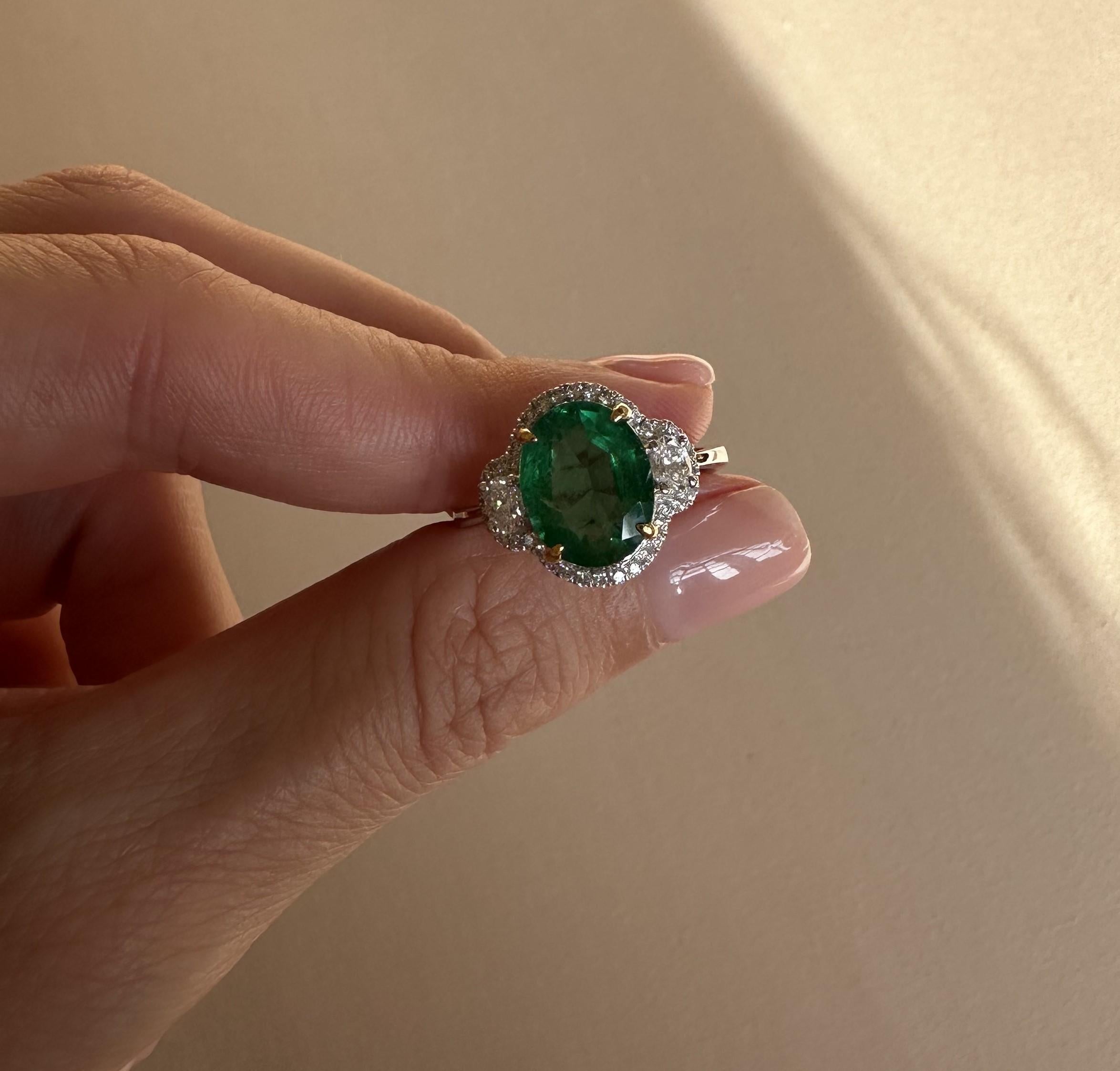 Certified 3.02 Carat Zambian Emerald Diamond Cocktail Ring In New Condition For Sale In Bangkok, Thailand