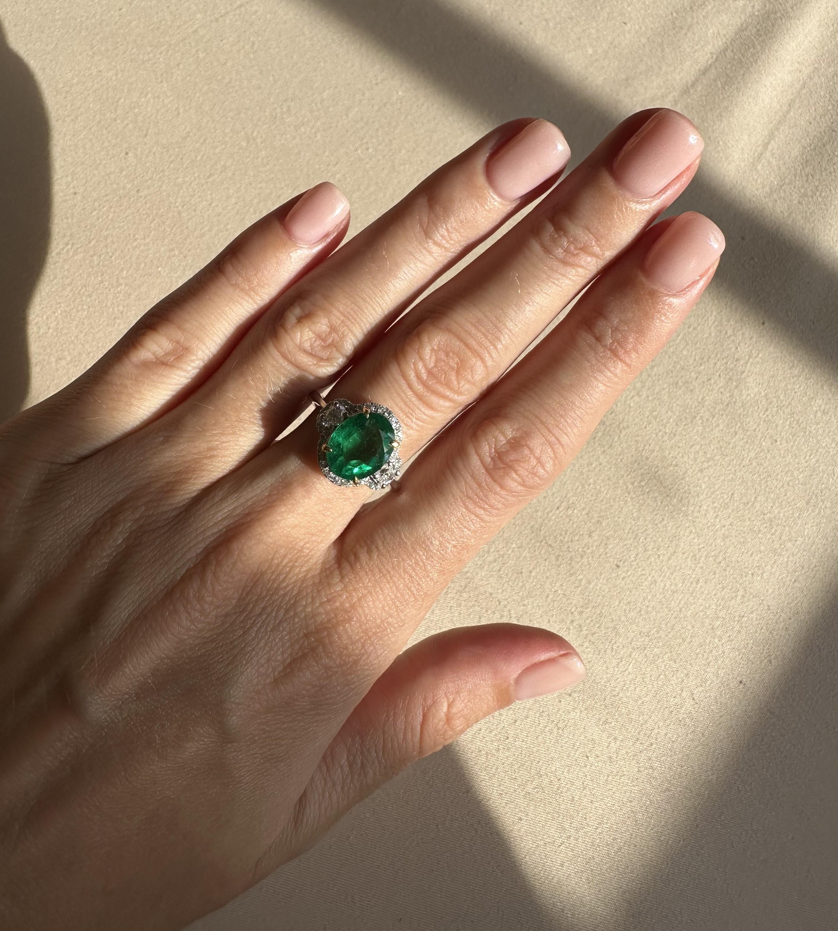 Certified 3.02 Carat Zambian Emerald Diamond Cocktail Ring For Sale 2