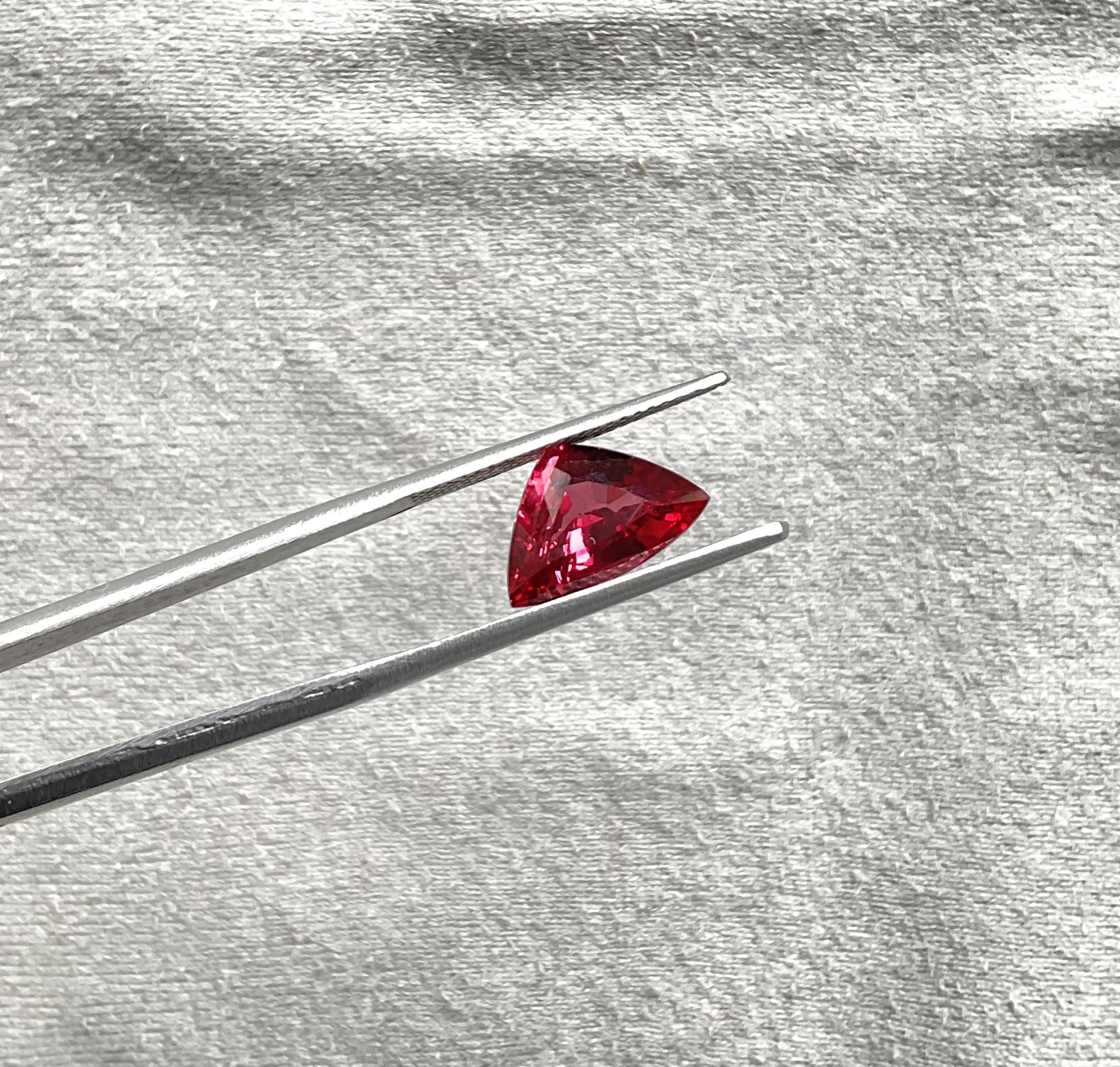 certified 3.02 carats burmese red spinel natural triangular cutstone natural gem In New Condition For Sale In Jaipur, RJ