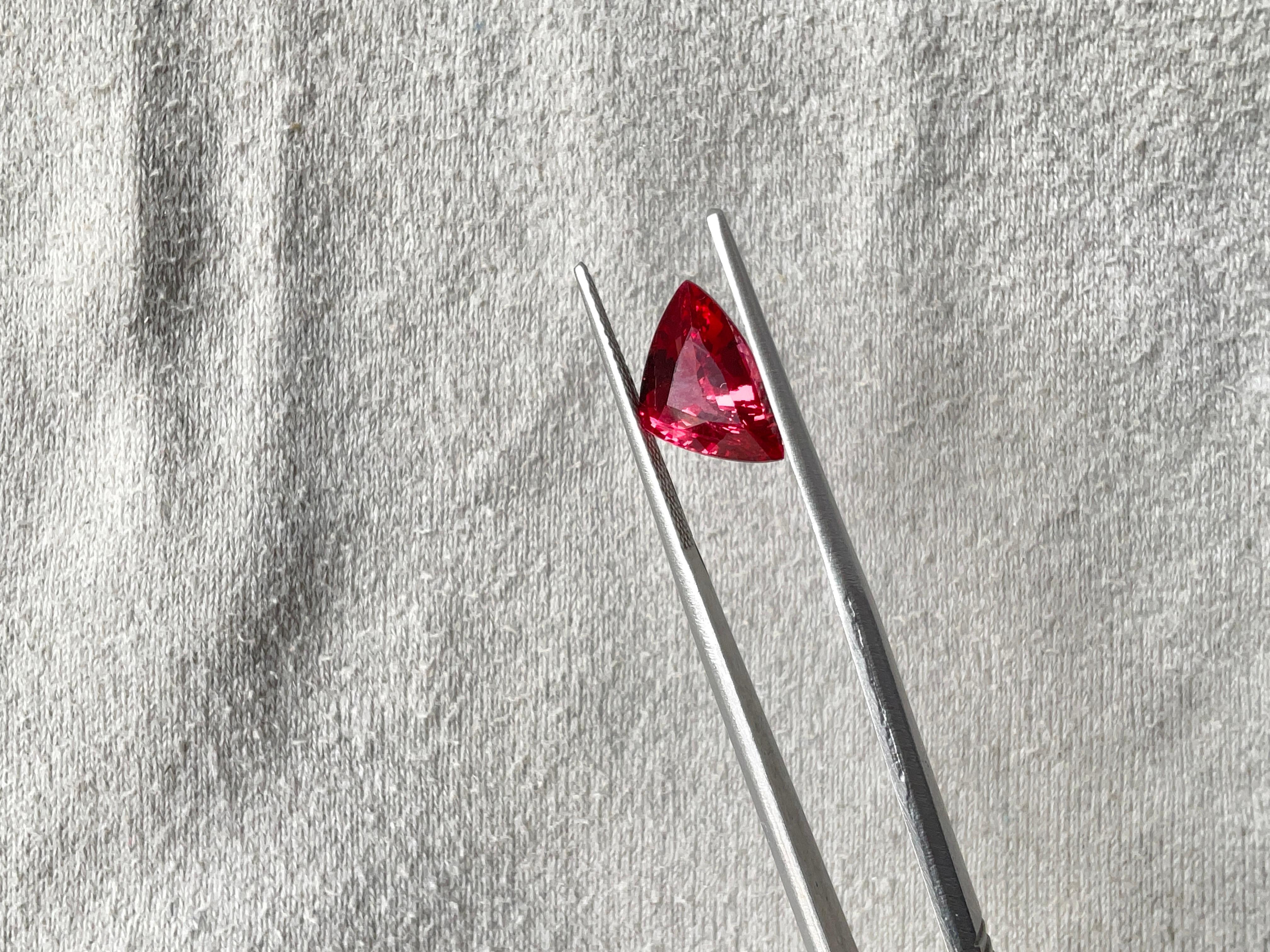certified 3.02 carats burmese red spinel natural triangular cutstone natural gem For Sale 1
