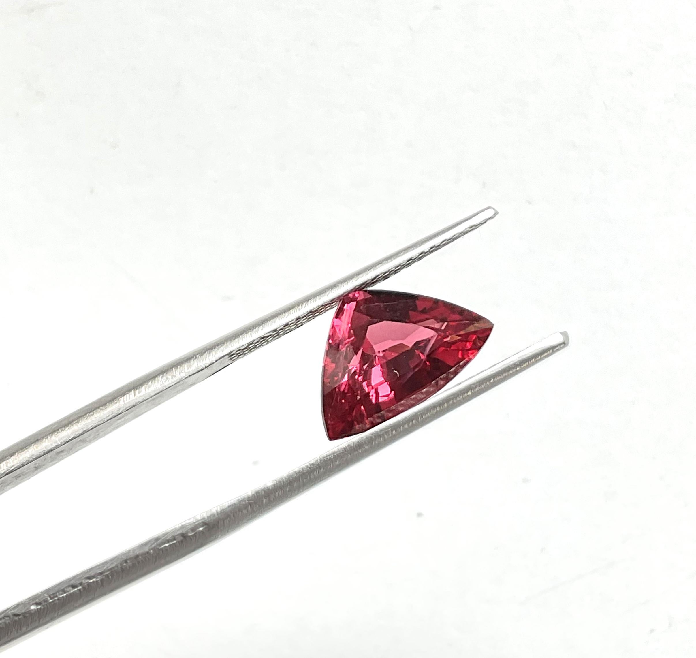 certified 3.02 carats burmese red spinel natural triangular cutstone natural gem For Sale 2