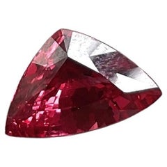 Pierre précieuse naturelle certifiée 3,02 carats de spinelle rouge de Birmanie, taille triangulaire naturelle