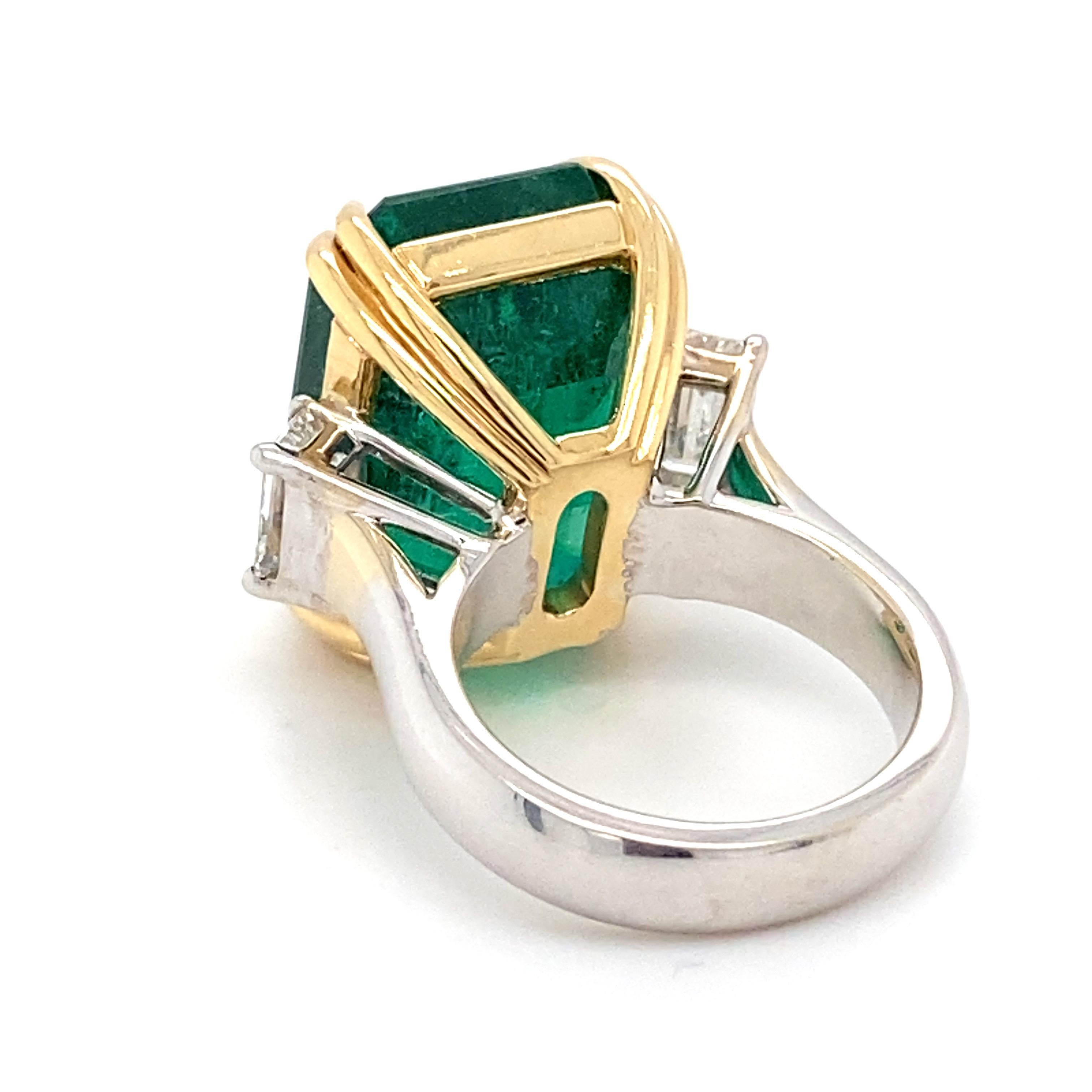 Bague à trois pierres avec diamants et émeraude taille octogonale certifiée 30,27 carats en vente 6