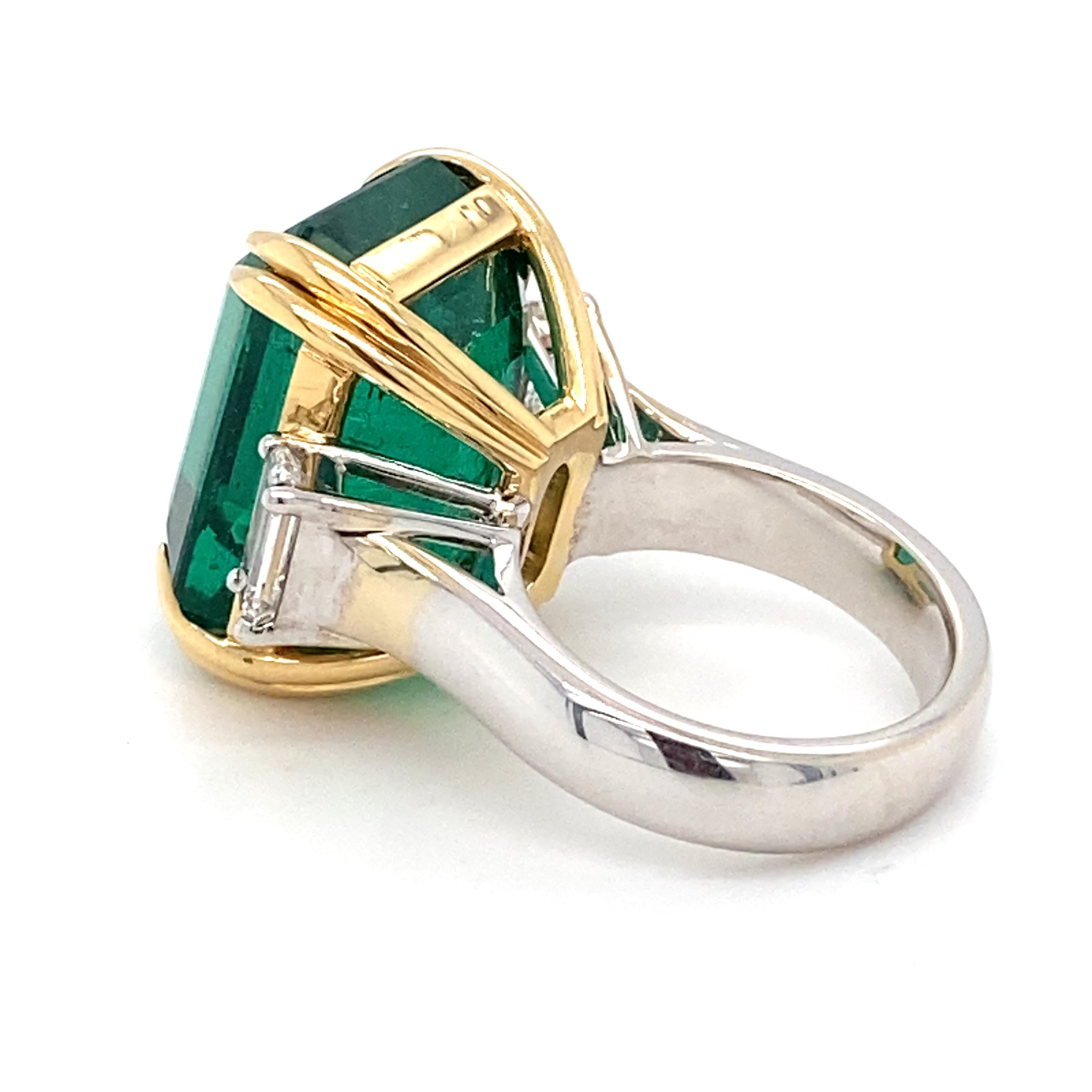 Bague à trois pierres avec diamants et émeraude taille octogonale certifiée 30,27 carats en vente 7