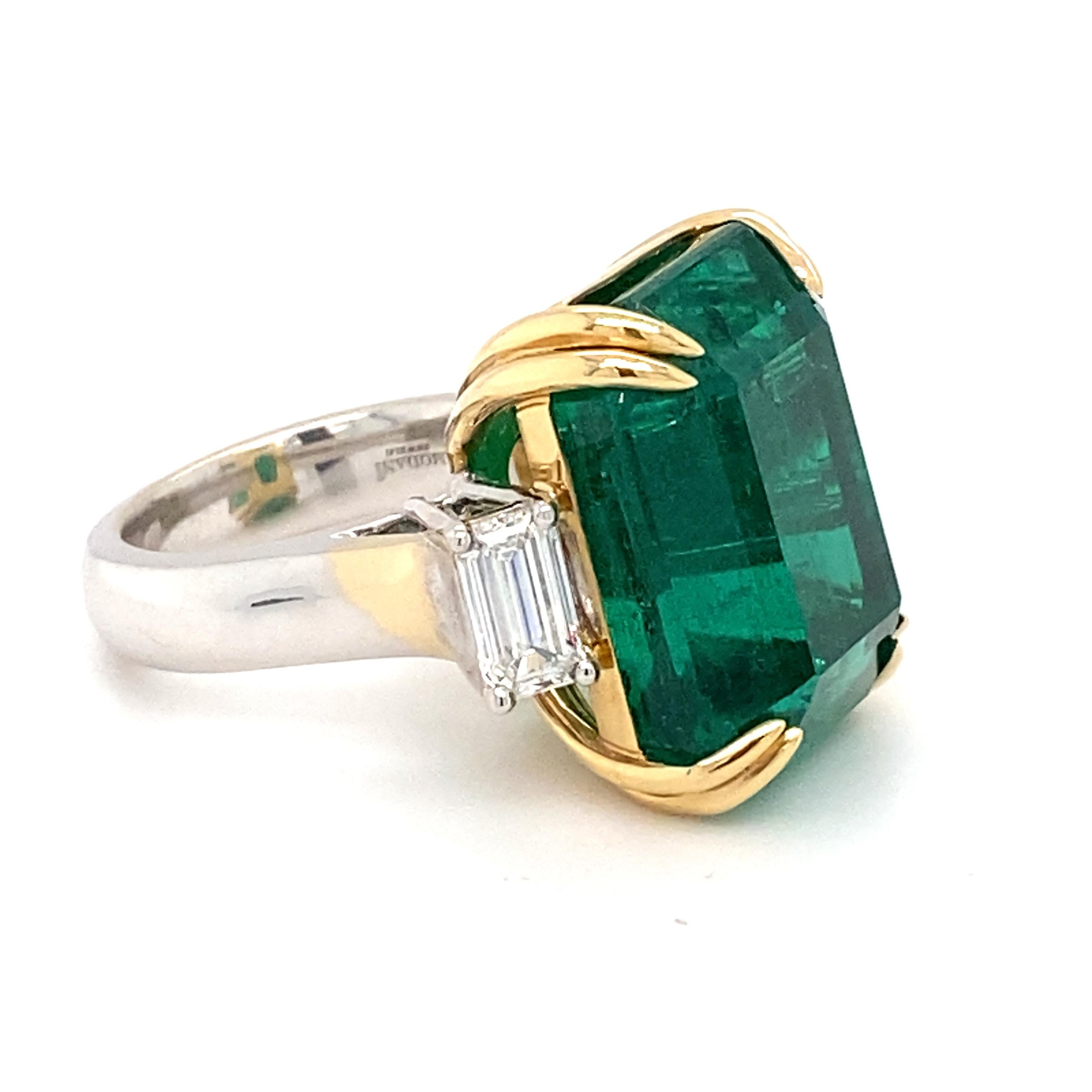 Bague à trois pierres avec diamants et émeraude taille octogonale certifiée 30,27 carats en vente 8