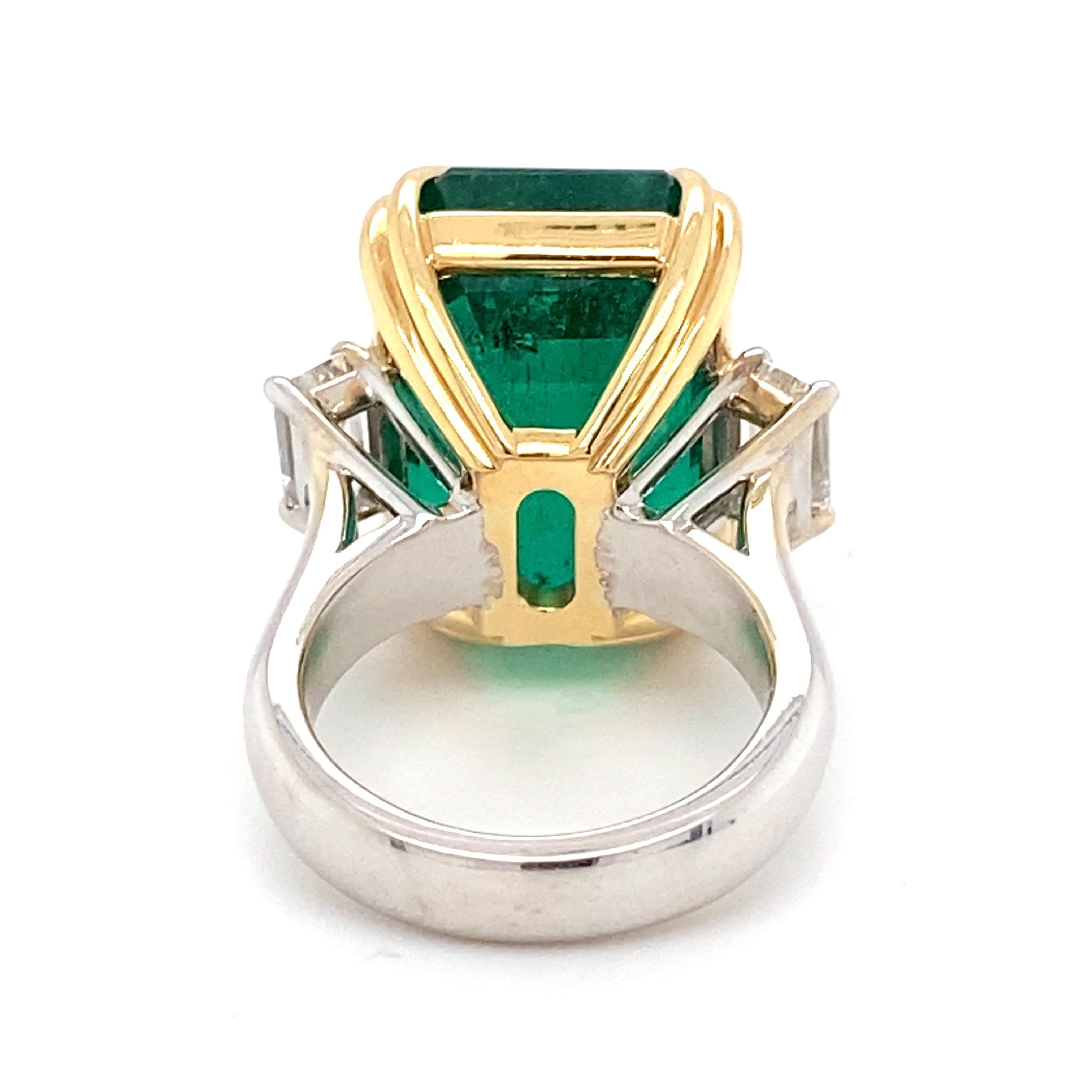 Bague à trois pierres avec diamants et émeraude taille octogonale certifiée 30,27 carats en vente 9