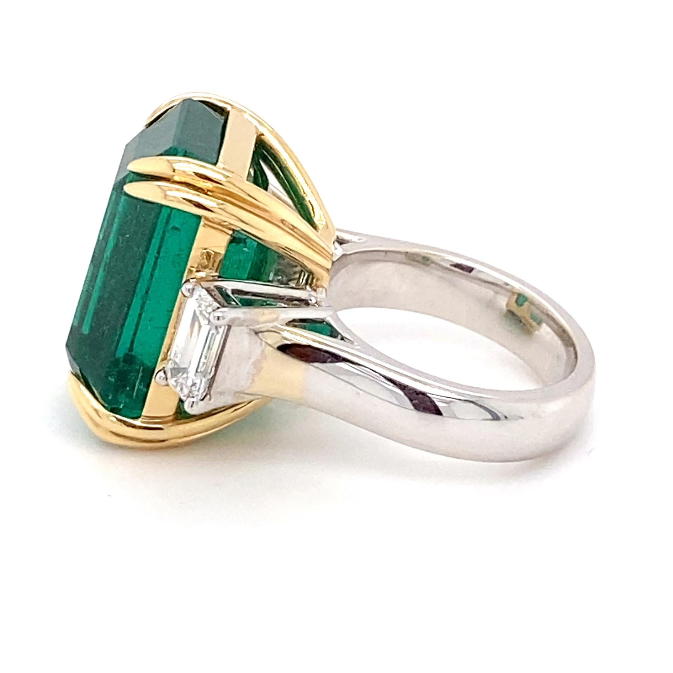Bague à trois pierres avec diamants et émeraude taille octogonale certifiée 30,27 carats en vente 10