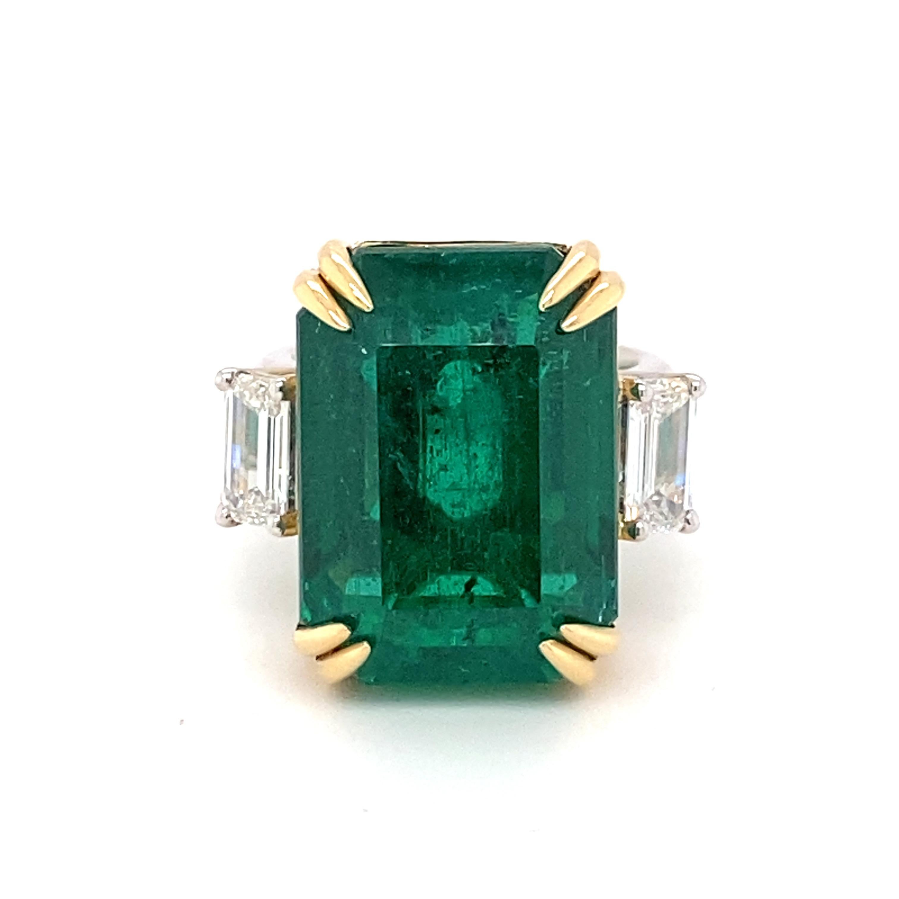Bague à trois pierres avec diamants et émeraude taille octogonale certifiée 30,27 carats en vente 11
