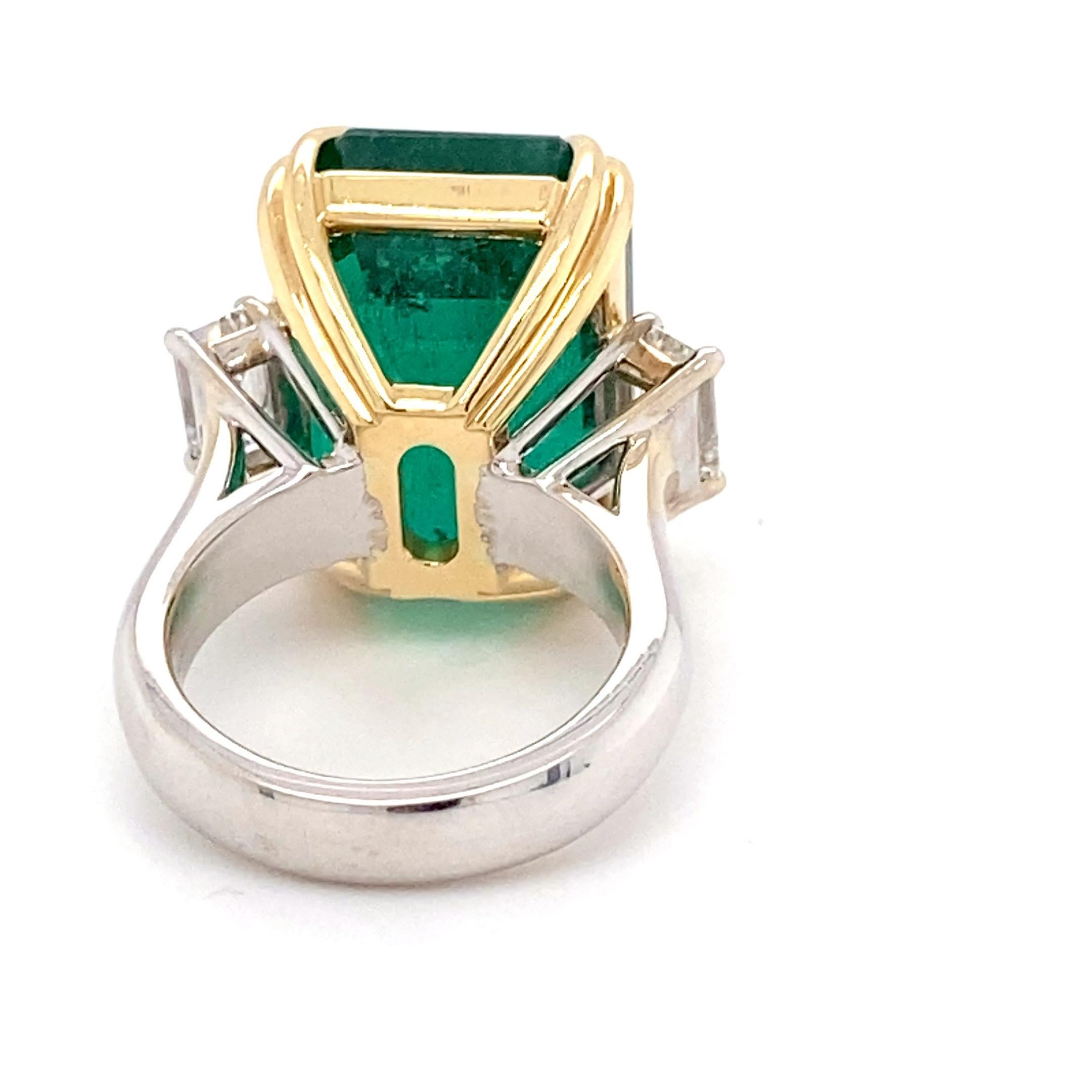 Bague à trois pierres avec diamants et émeraude taille octogonale certifiée 30,27 carats en vente 12