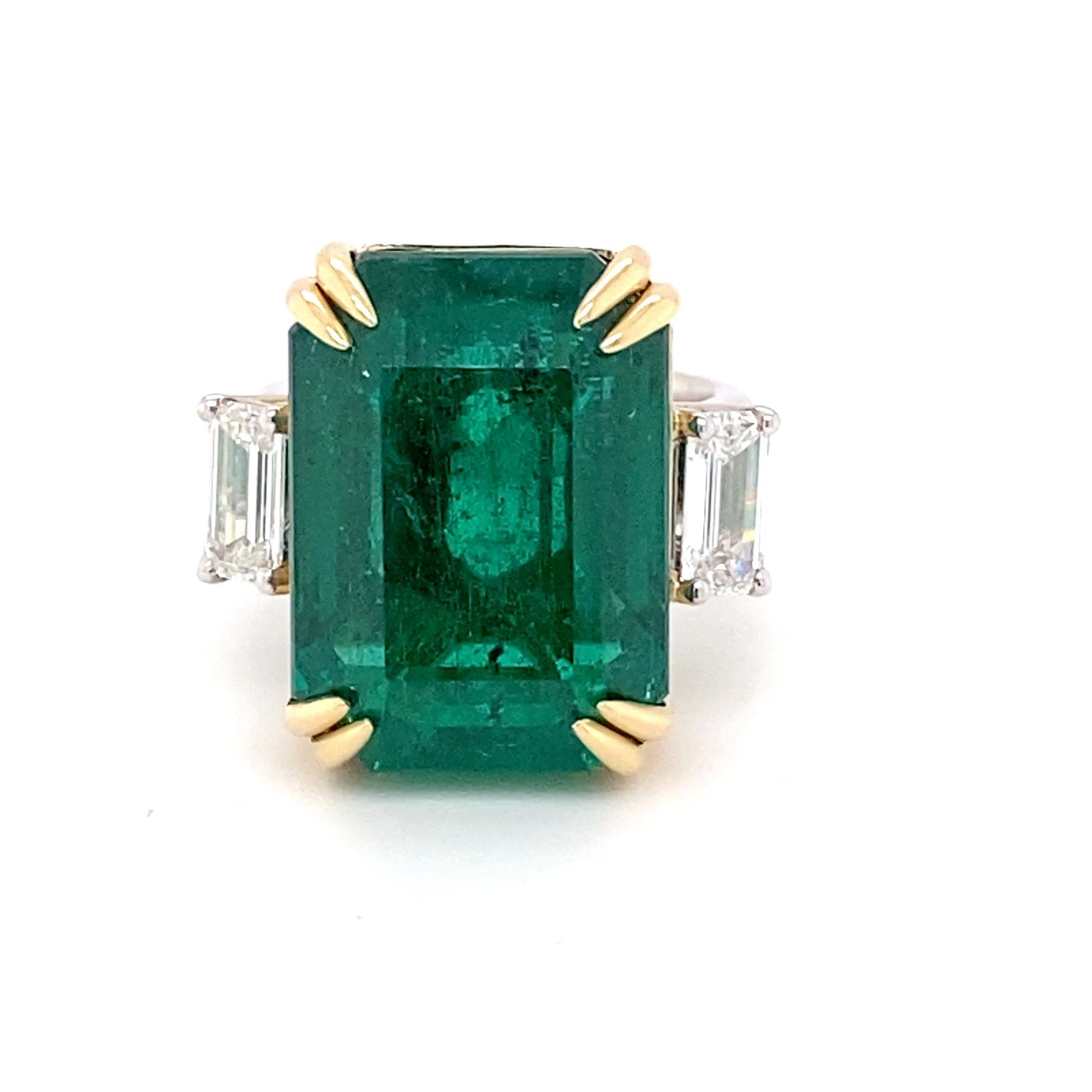 Taille octogone Bague à trois pierres avec diamants et émeraude taille octogonale certifiée 30,27 carats en vente