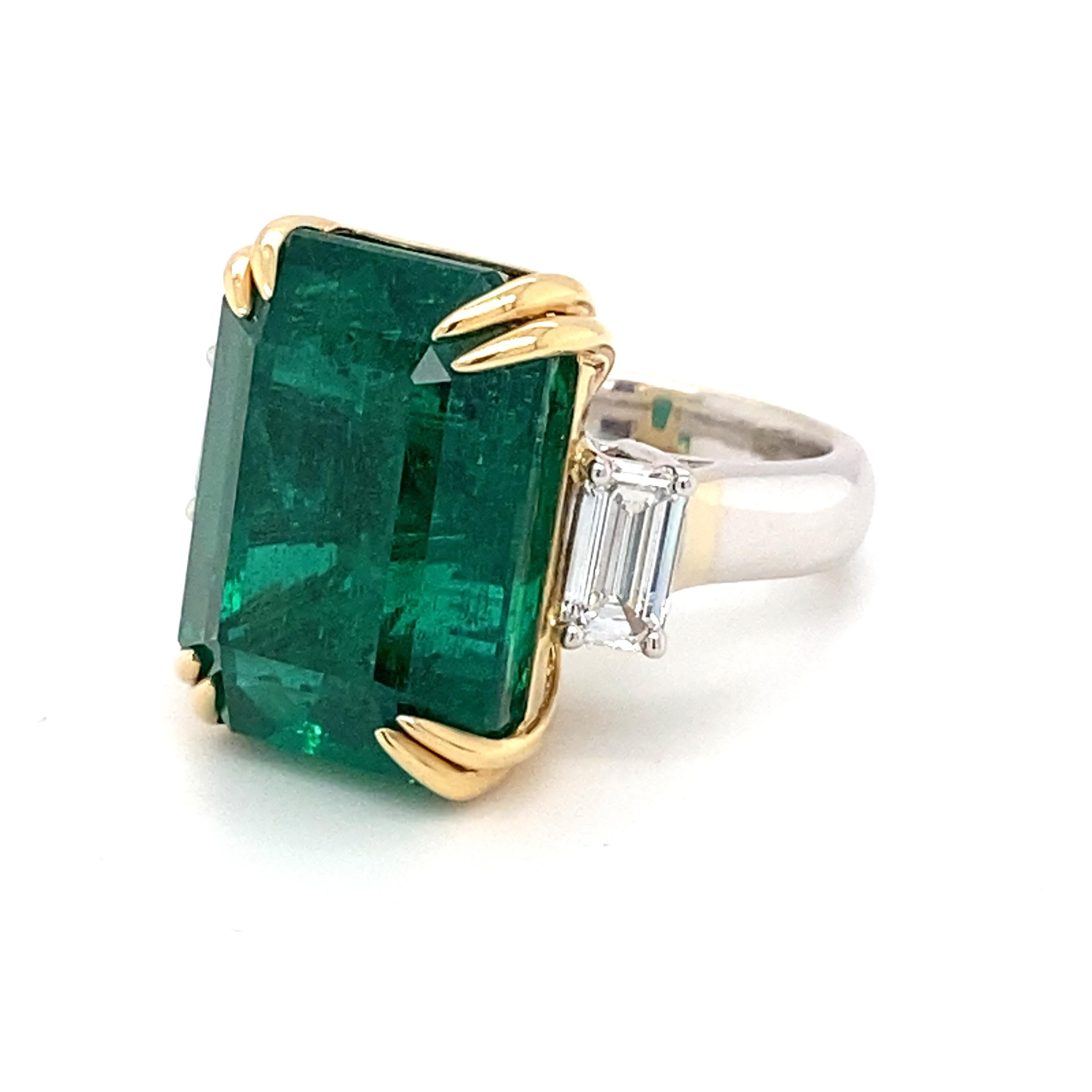 Bague à trois pierres avec diamants et émeraude taille octogonale certifiée 30,27 carats en vente 14