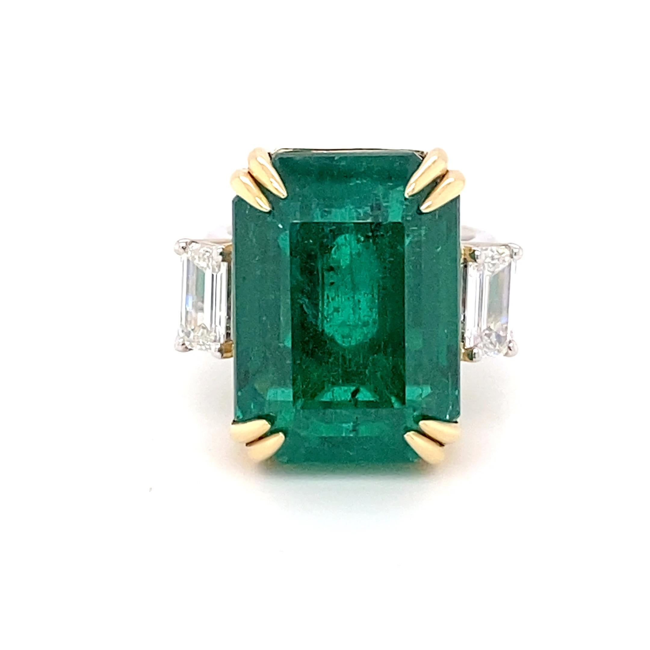 Bague à trois pierres avec diamants et émeraude taille octogonale certifiée 30,27 carats Neuf - En vente à Trumbull, CT
