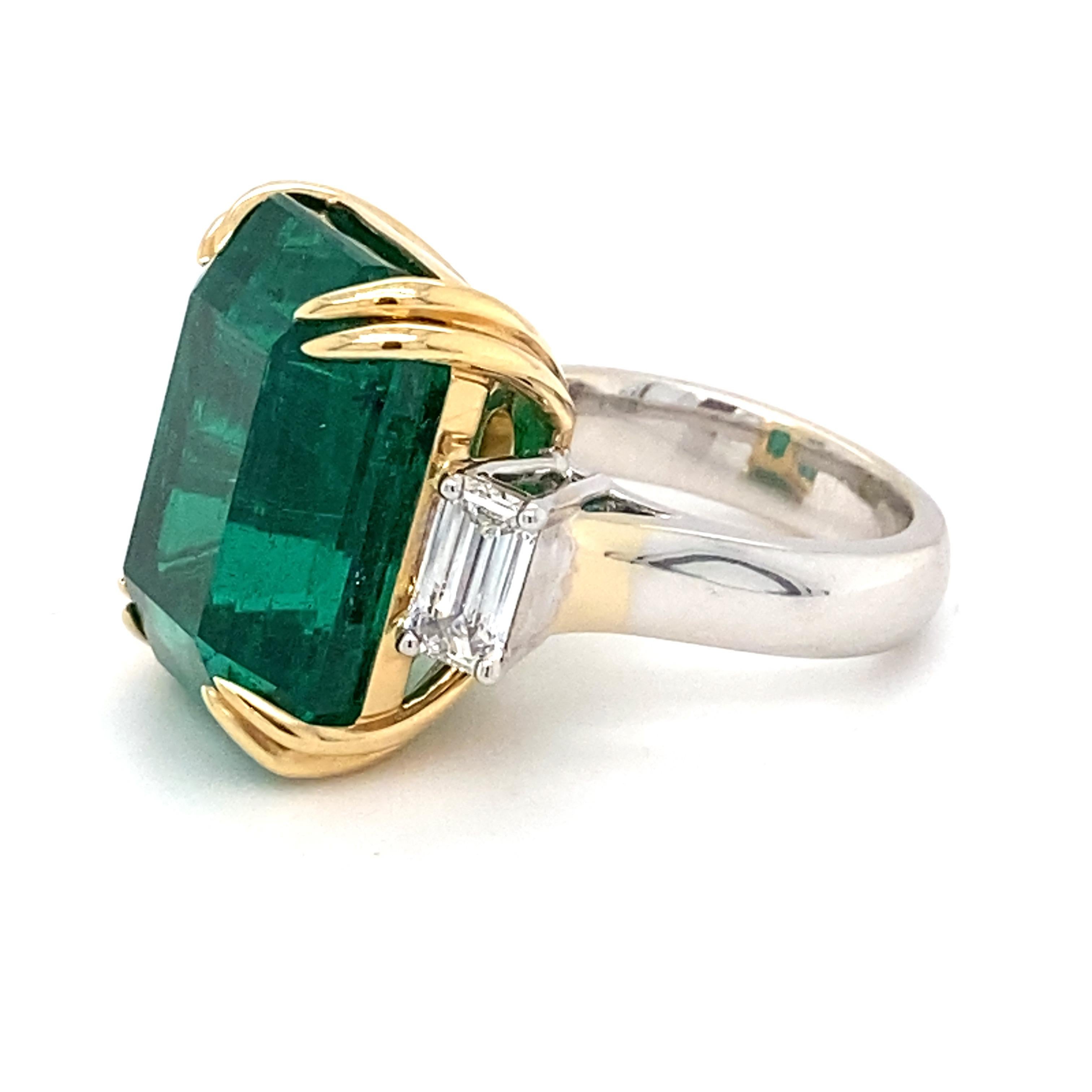 Bague à trois pierres avec diamants et émeraude taille octogonale certifiée 30,27 carats Pour femmes en vente