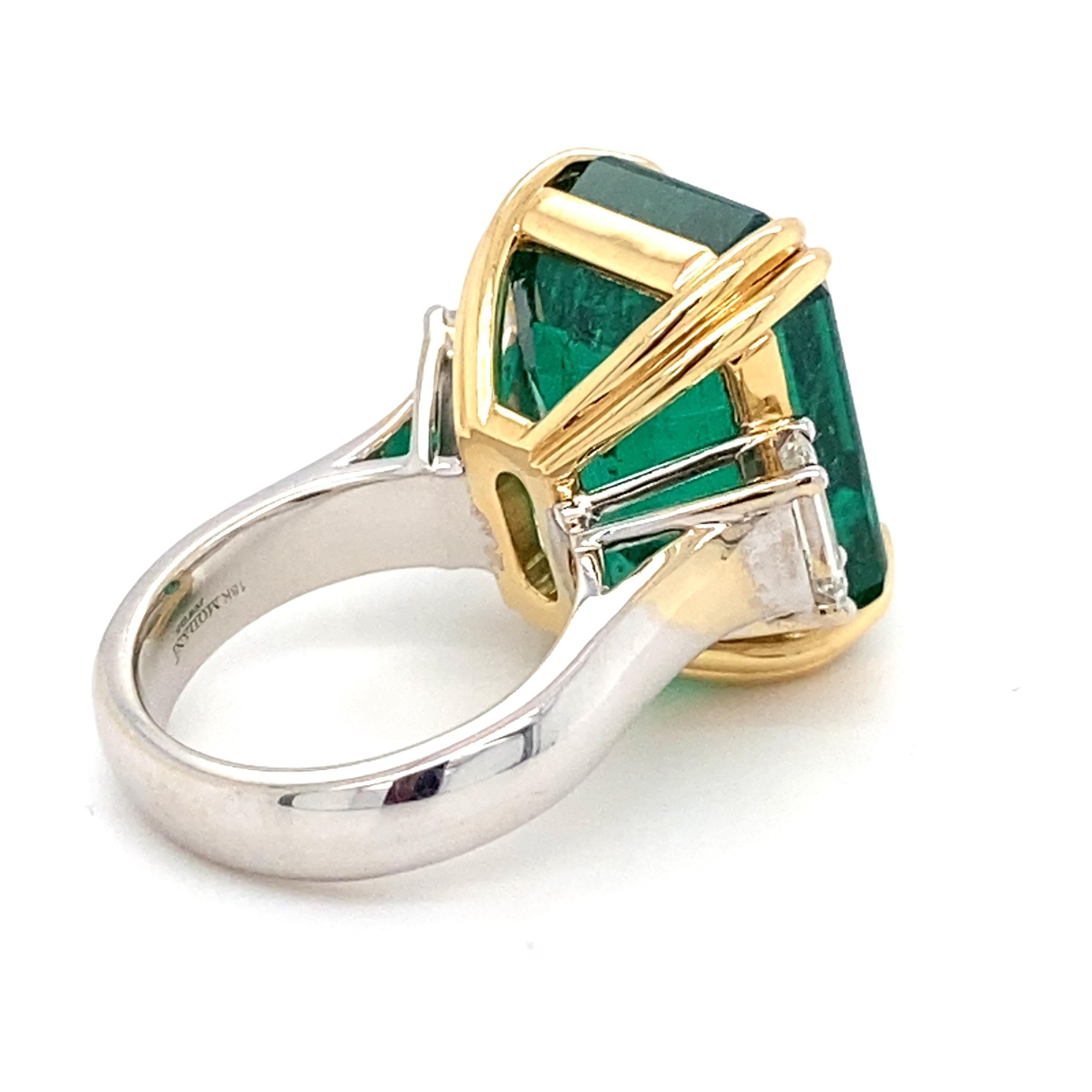 Bague à trois pierres avec diamants et émeraude taille octogonale certifiée 30,27 carats en vente 1